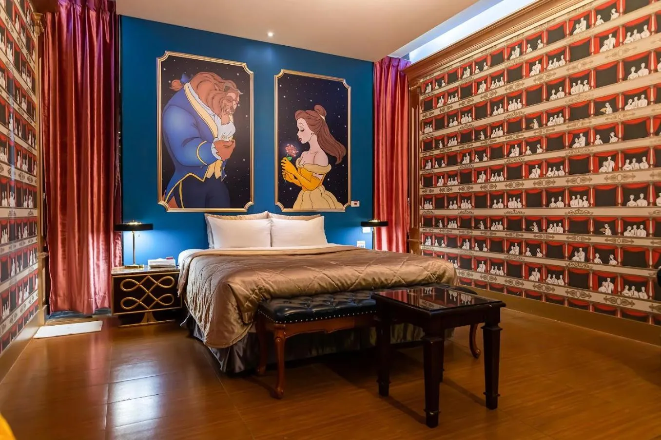 Bed in Vogue Boutique Motel