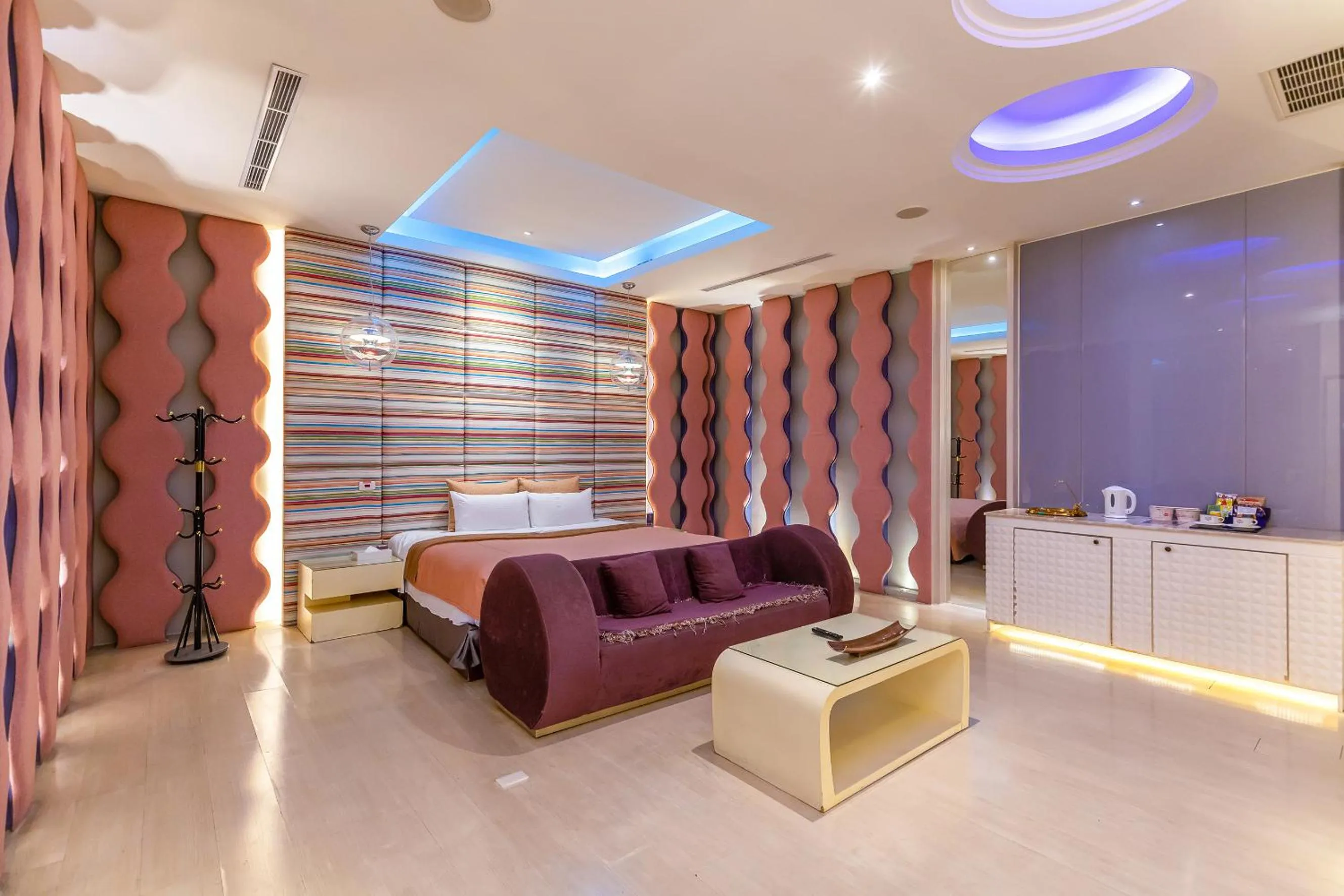 Coffee/tea facilities, Bed in Vogue Boutique Motel