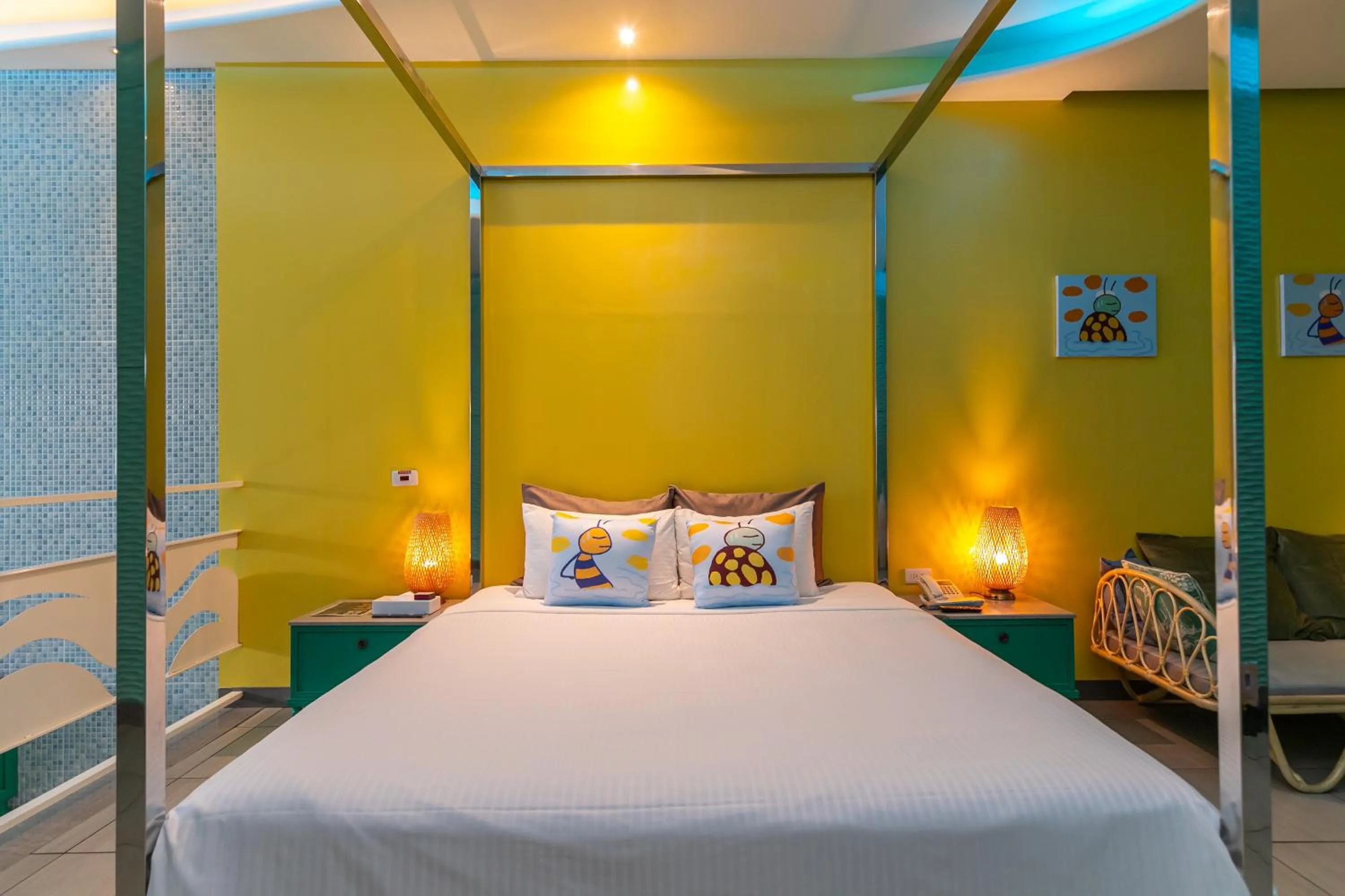 Bed in Vogue Boutique Motel