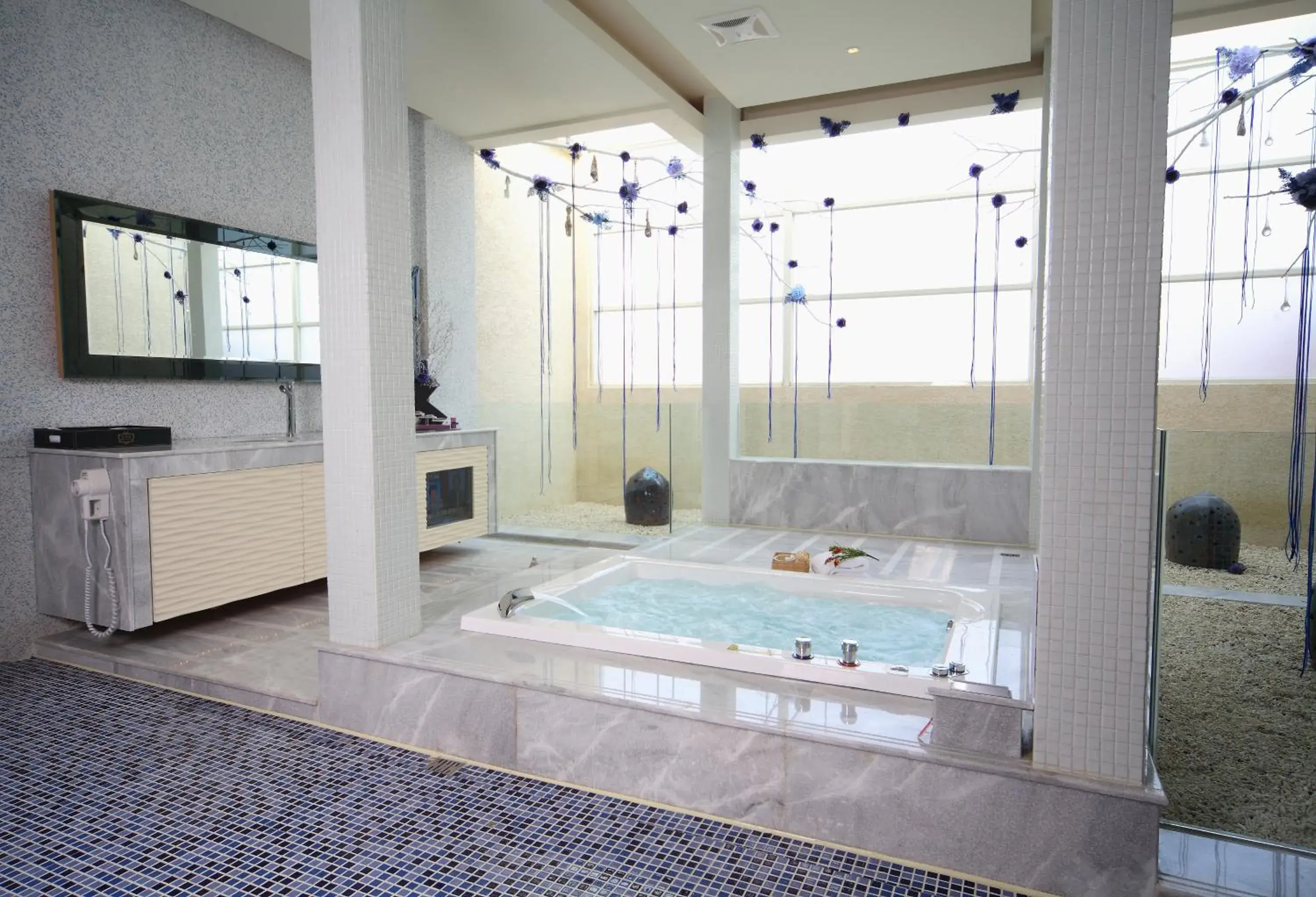 Bathroom, Swimming Pool in Vogue Boutigue Motel