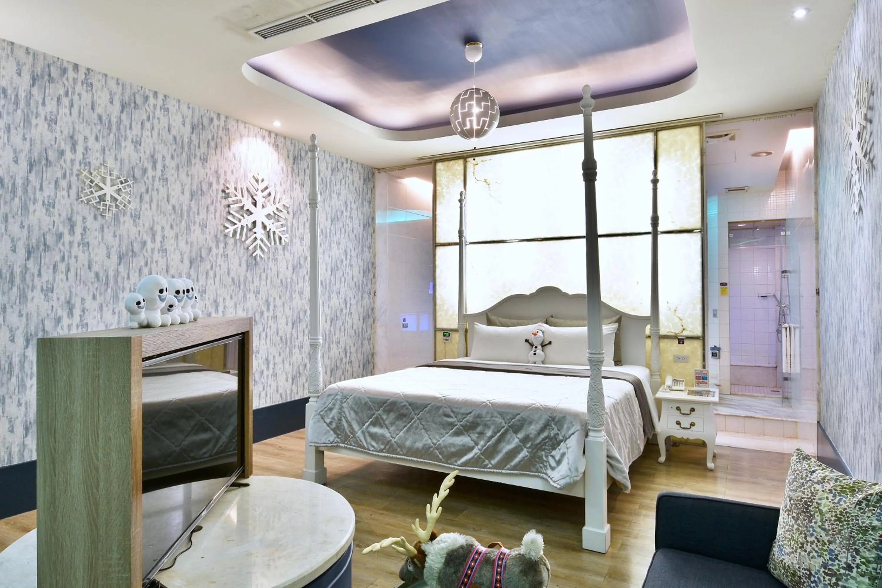 Bed in Vogue Boutique Motel