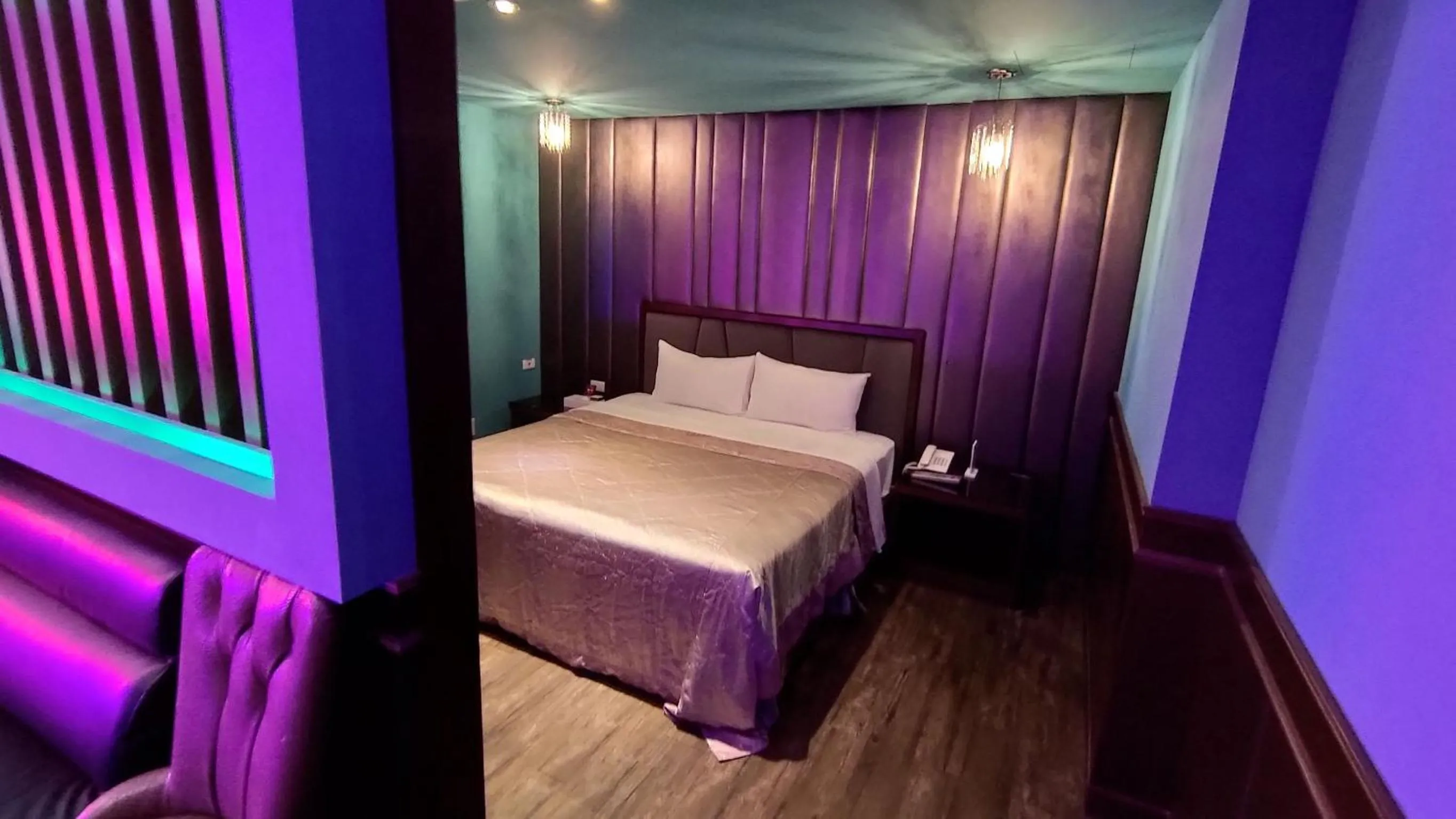 Bed in Vogue Boutique Motel