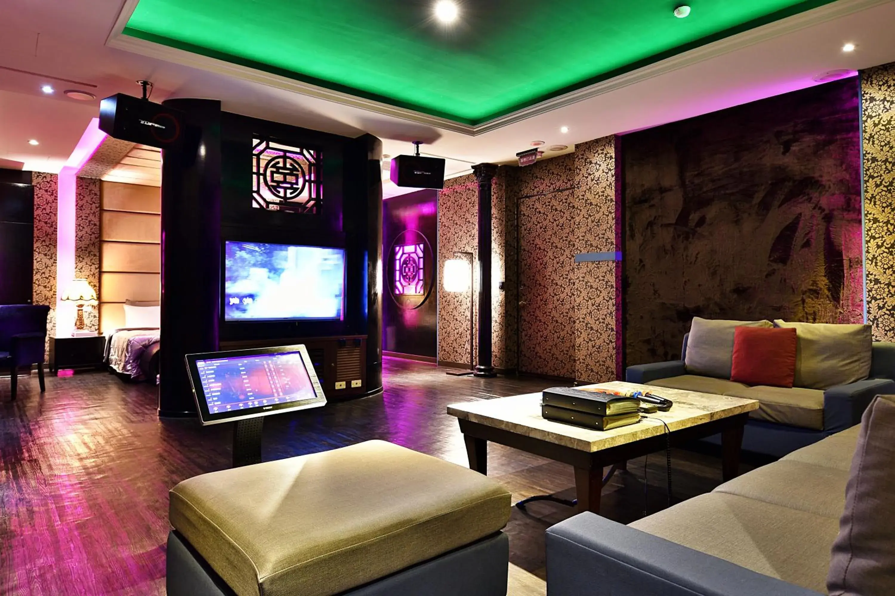 Karaoke, Seating Area in Vogue Boutigue Motel