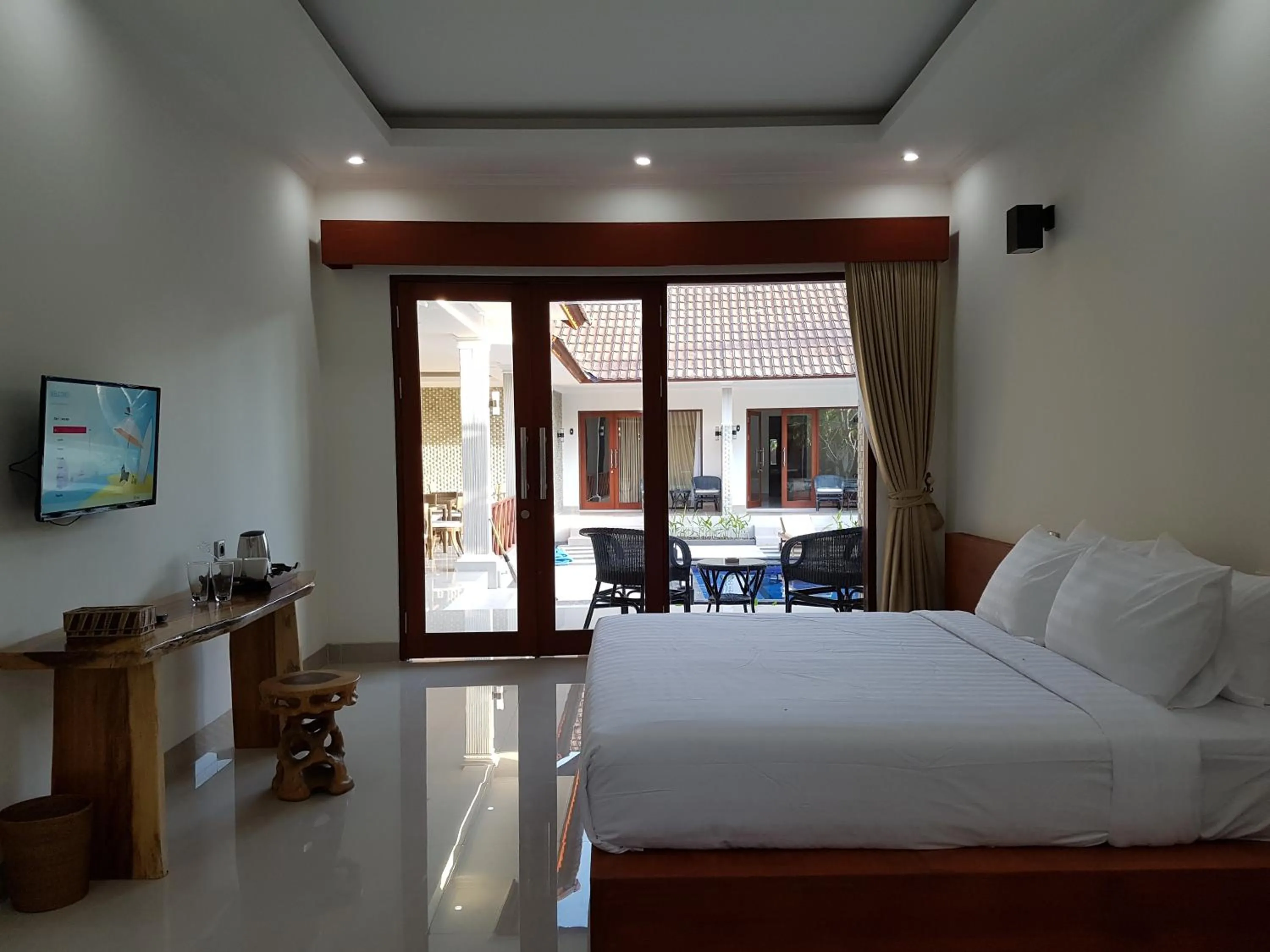 Double Room with Pool View - single occupancy in Villa Pine Tree