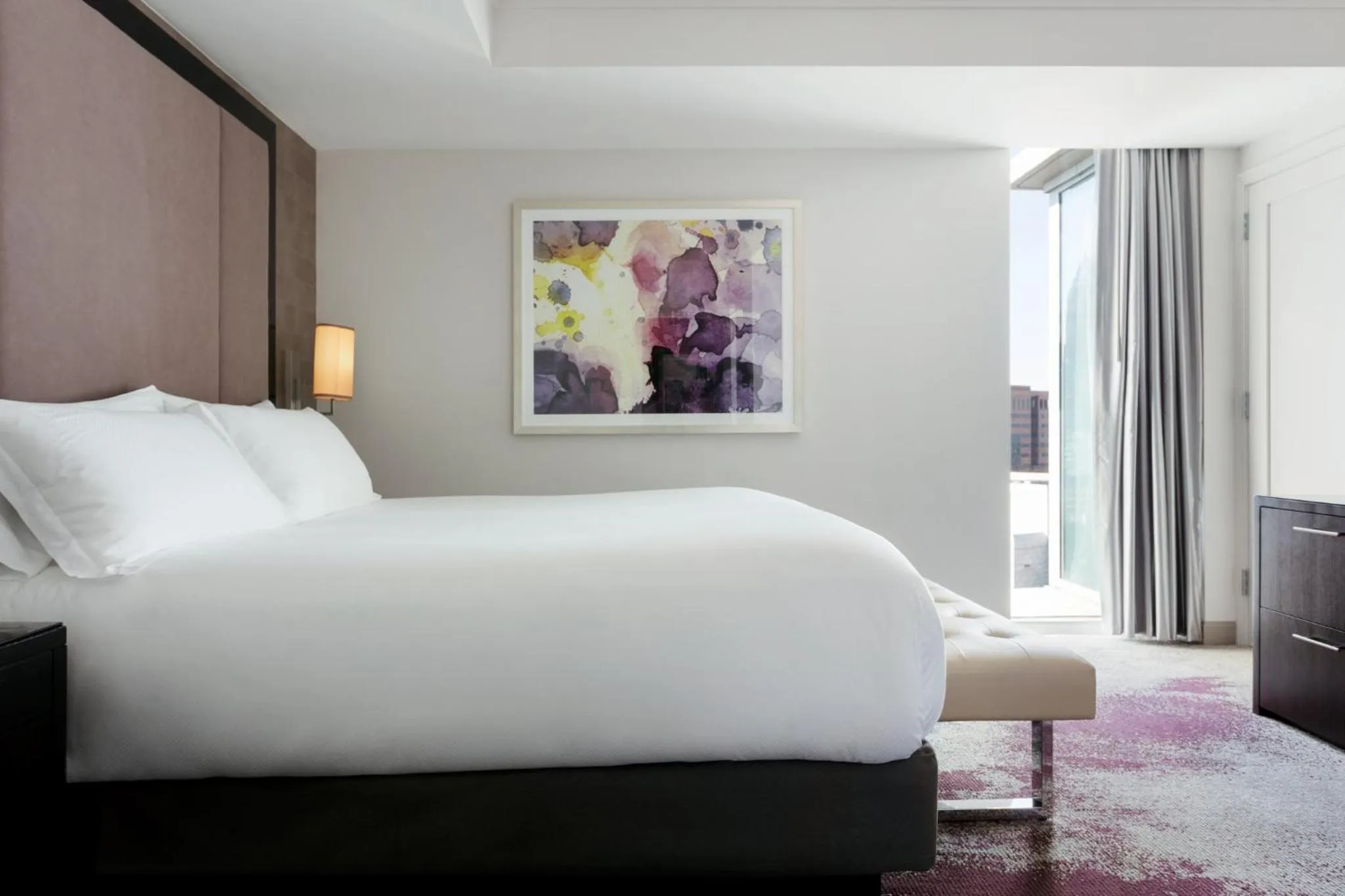 Photo of the whole room, Bed in Loews Atlanta Hotel
