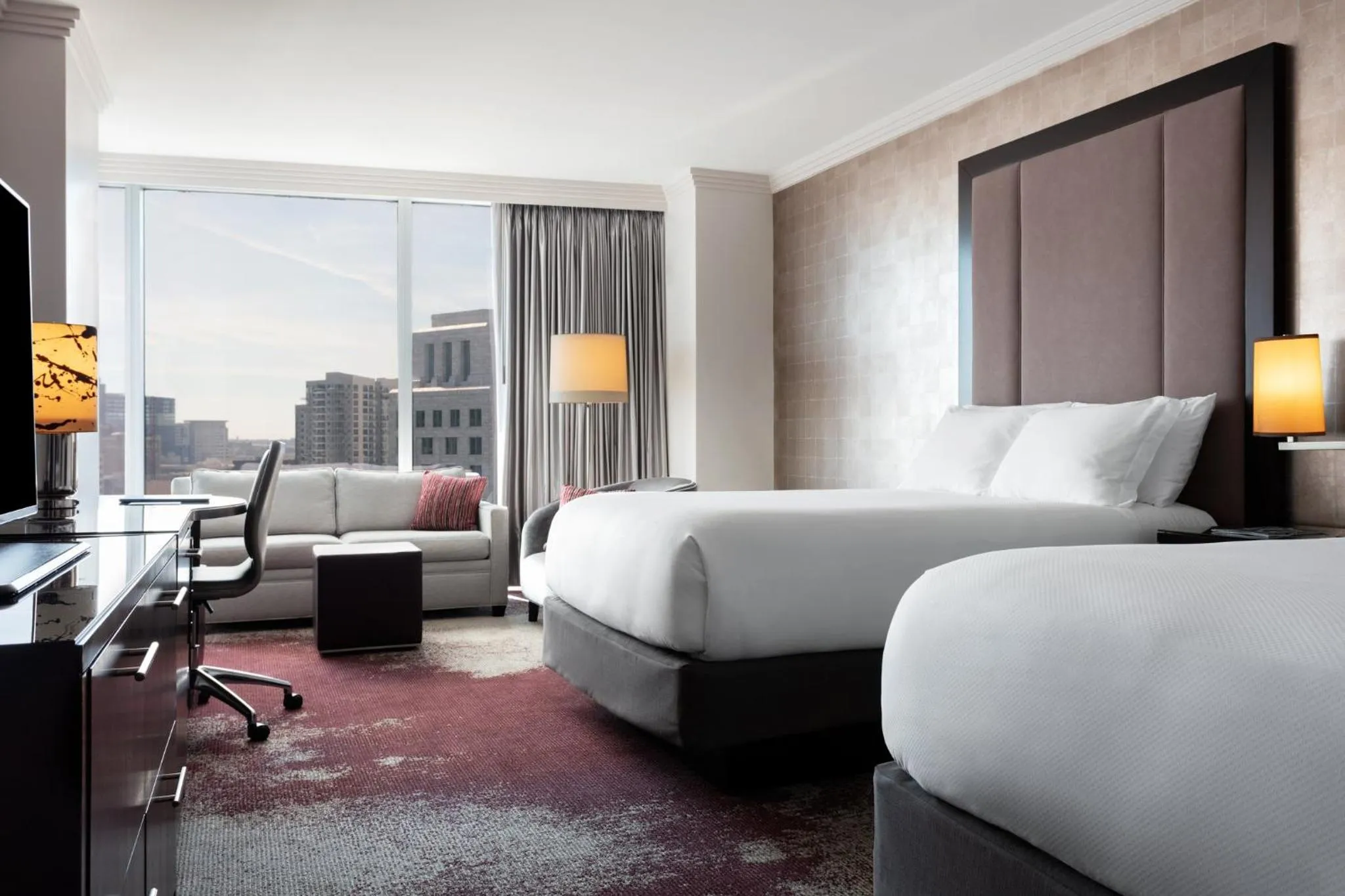 Photo of the whole room, Bed in Loews Atlanta Hotel