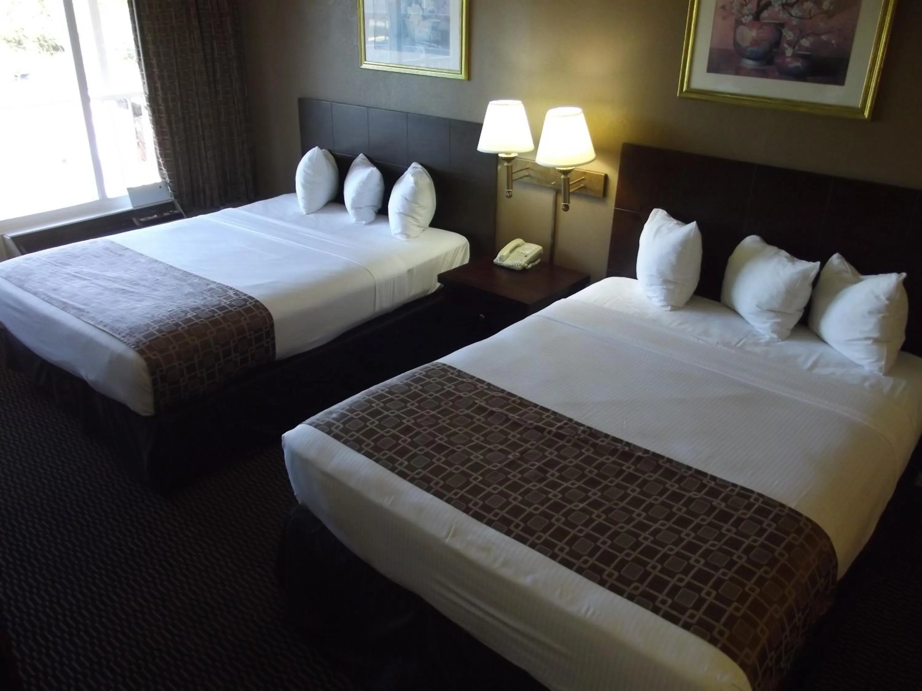 Photo of the whole room, Bed in Ambassadors Inn & Suites
