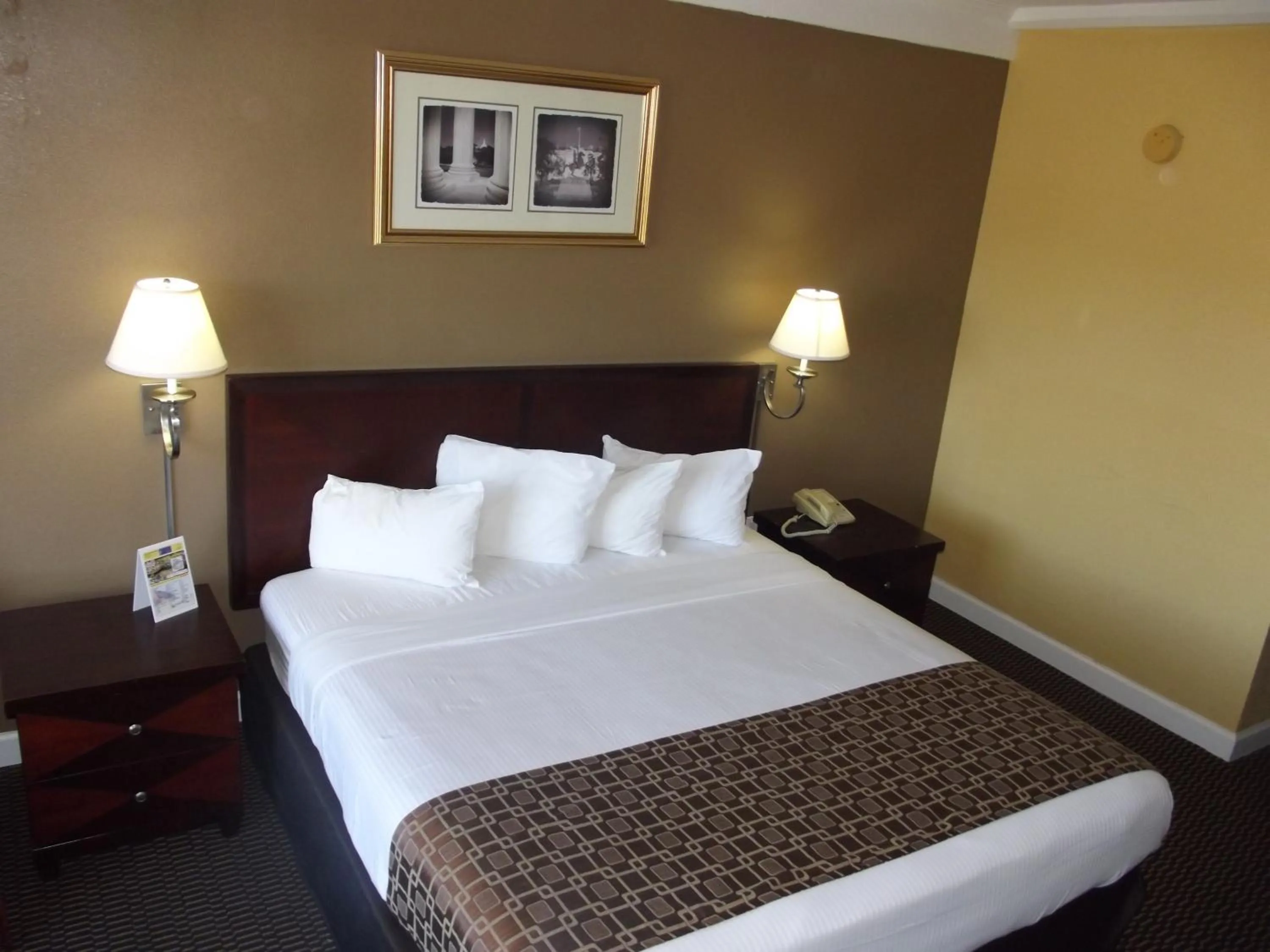 Bedroom, Bed in Ambassadors Inn & Suites