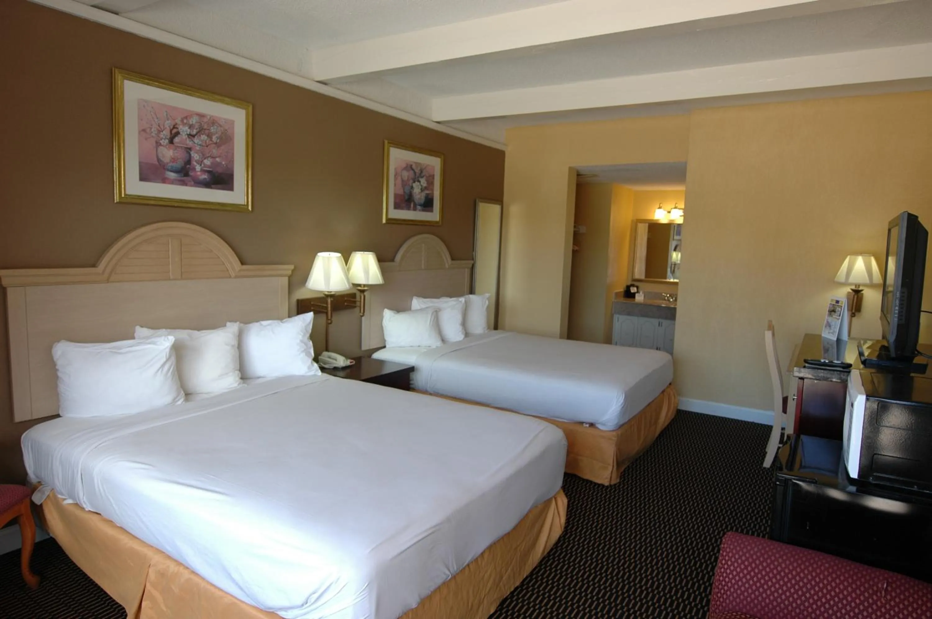 Photo of the whole room, Bed in Ambassadors Inn & Suites