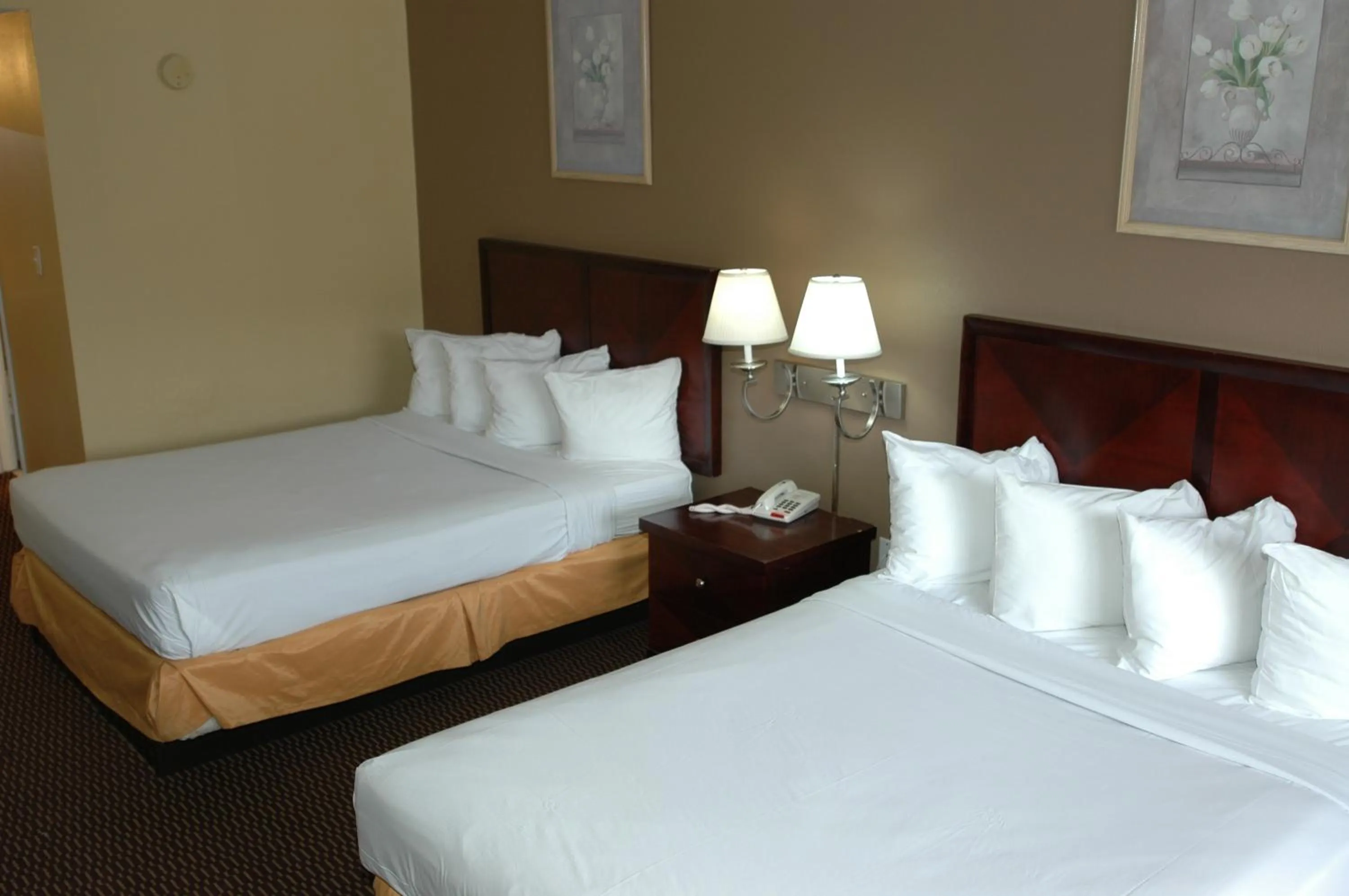 Decorative detail, Bed in Ambassadors Inn & Suites