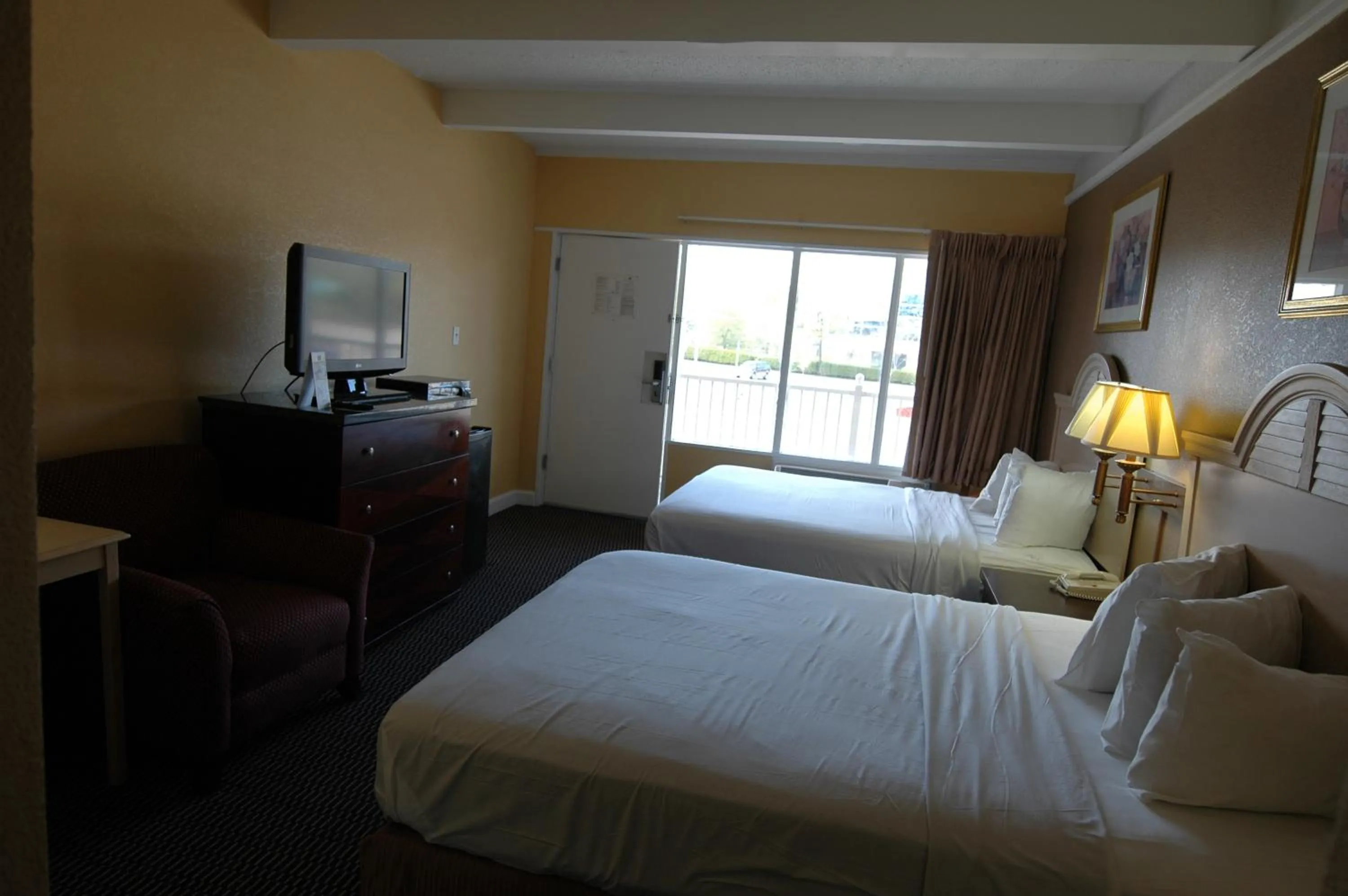 Day, Bed in Ambassadors Inn & Suites