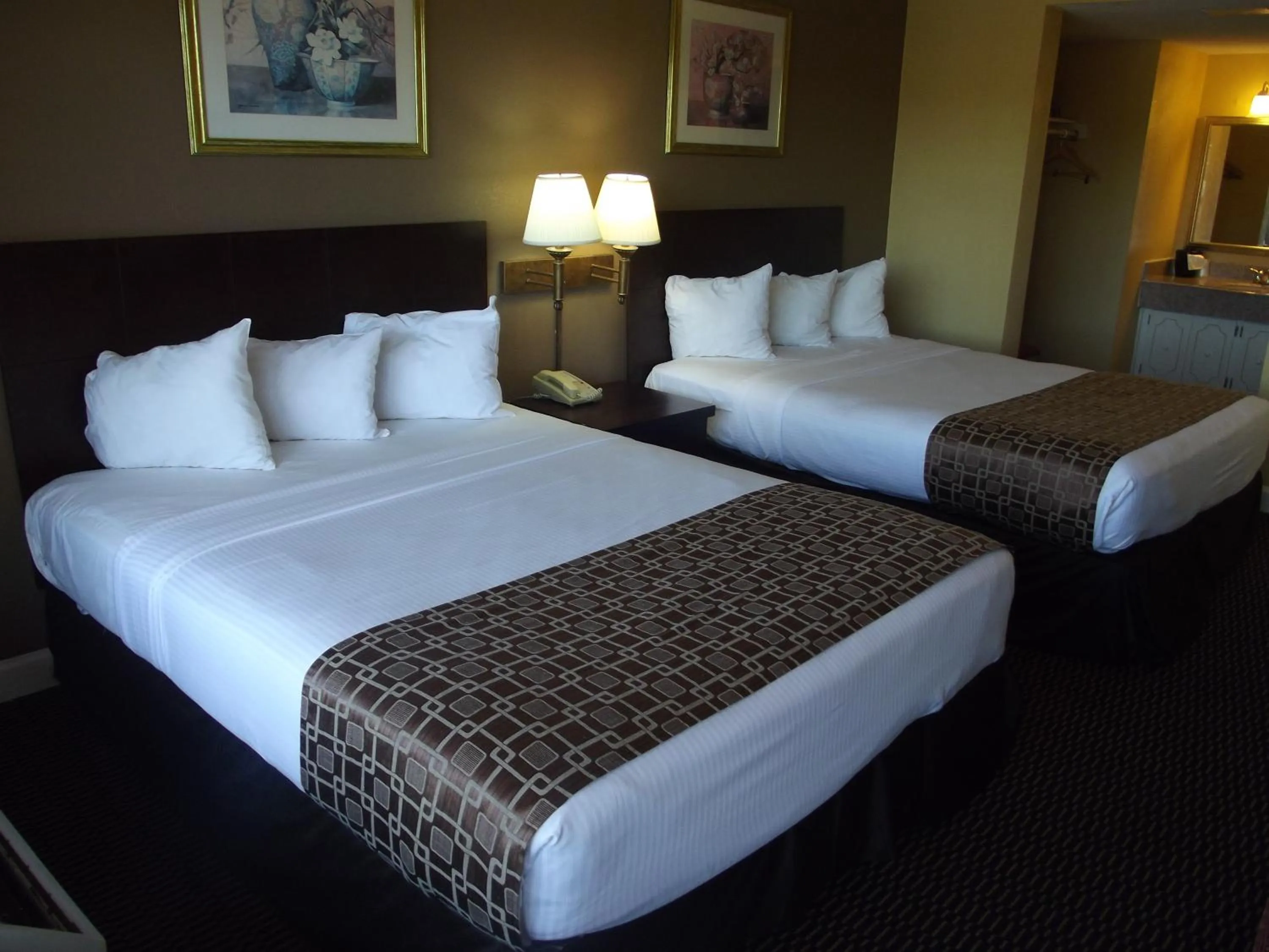 Bedroom, Bed in Ambassadors Inn & Suites