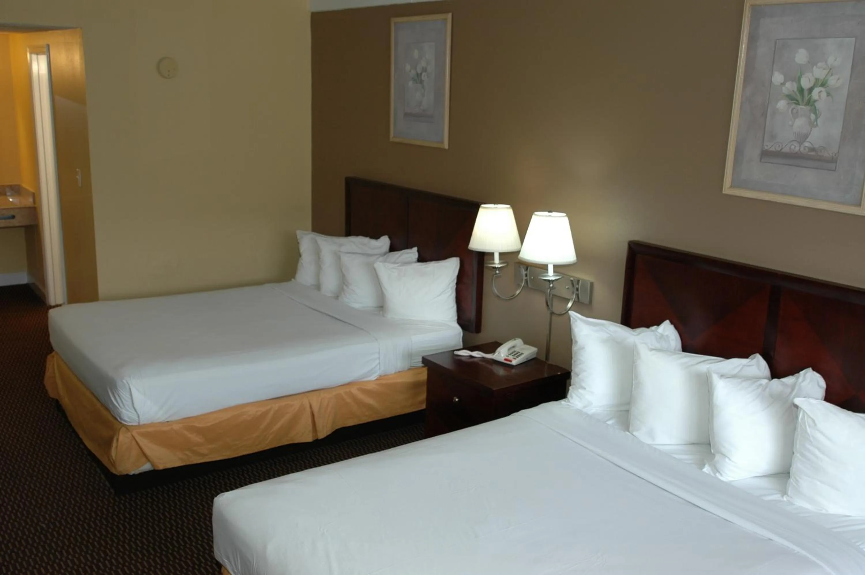 Decorative detail, Bed in Ambassadors Inn & Suites