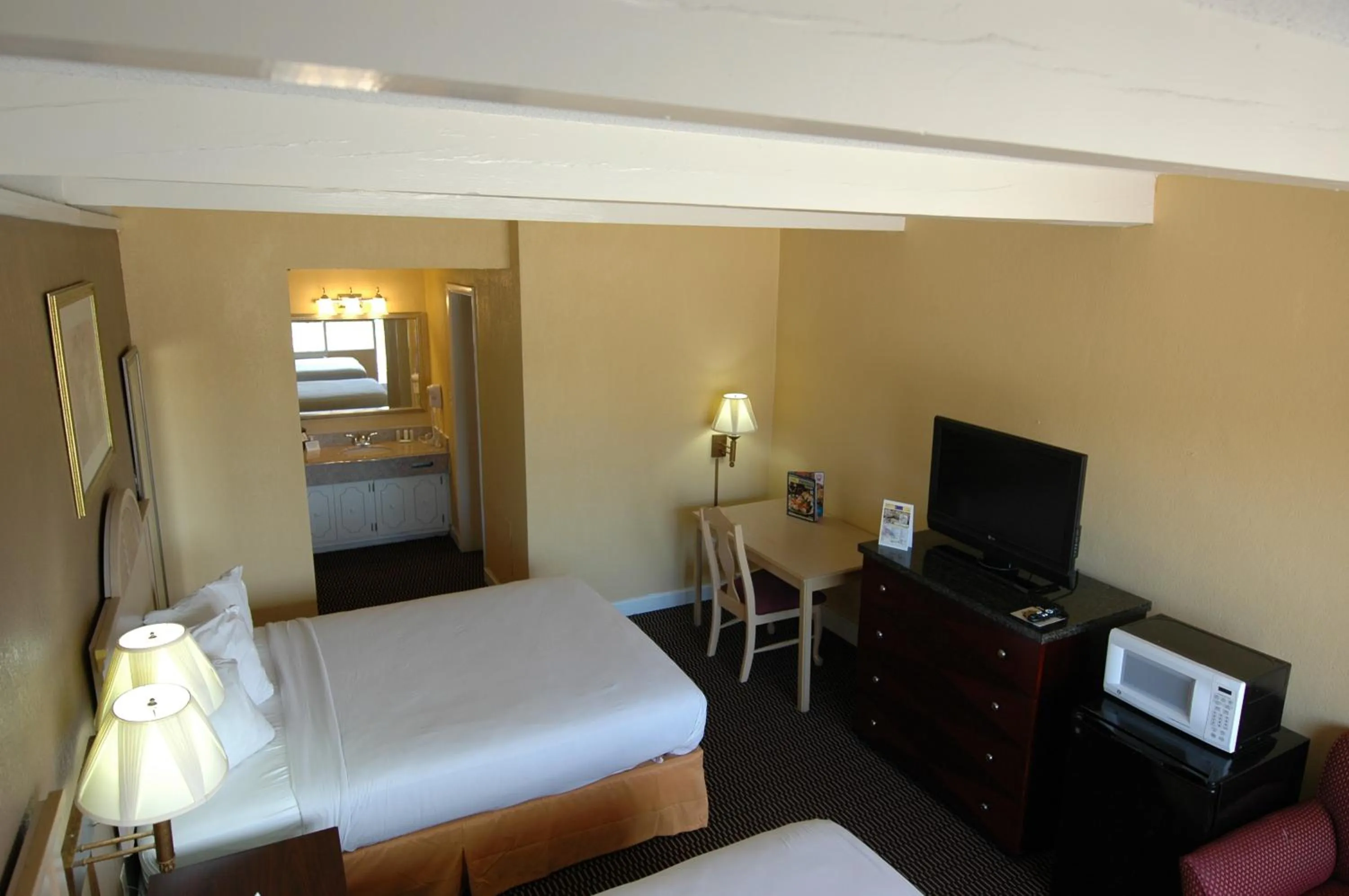 Photo of the whole room, Bed in Ambassadors Inn & Suites
