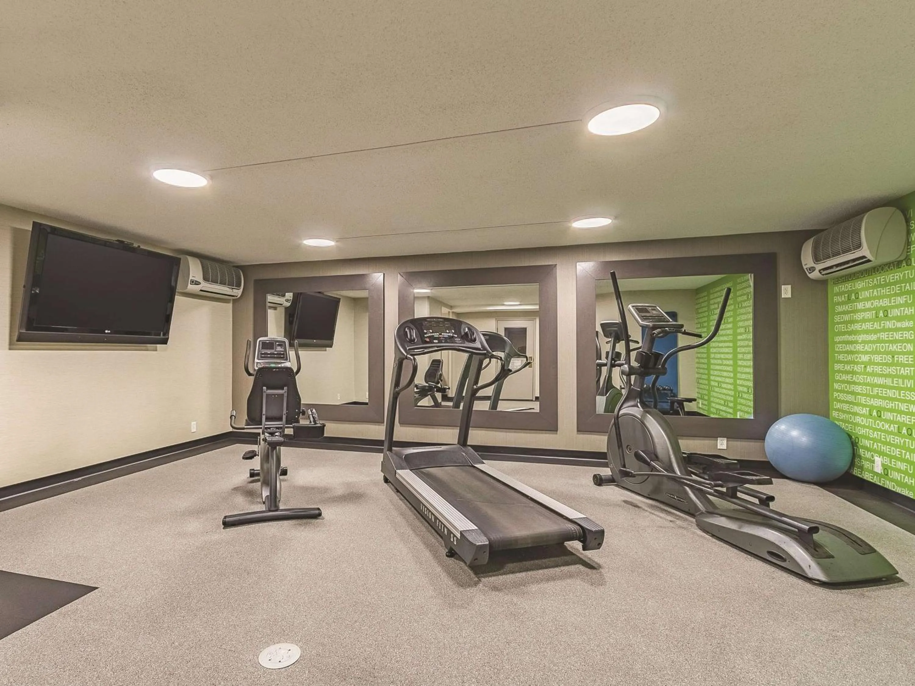 Fitness centre/facilities in La Quinta by Wyndham Cleveland Airport West