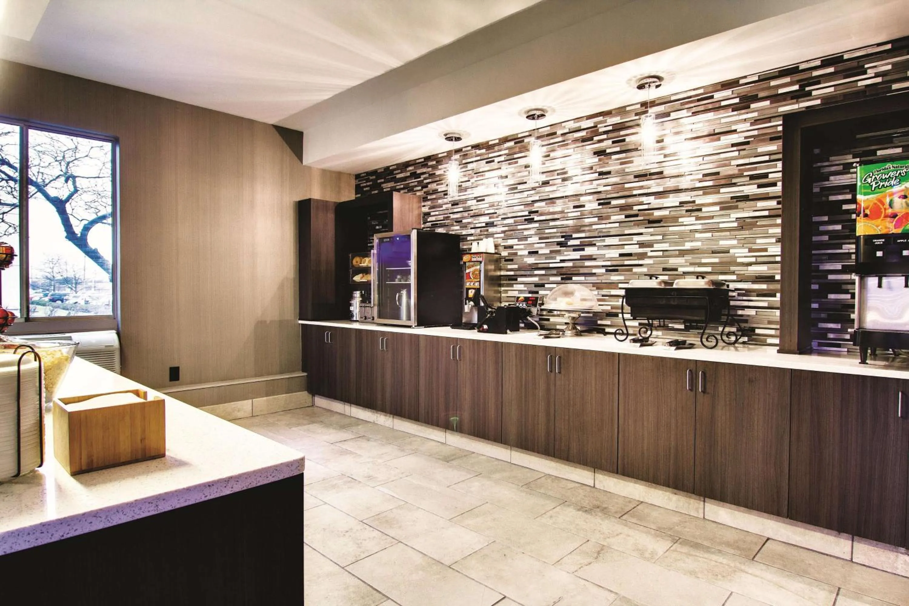 Restaurant/places to eat in La Quinta by Wyndham Cleveland Airport West