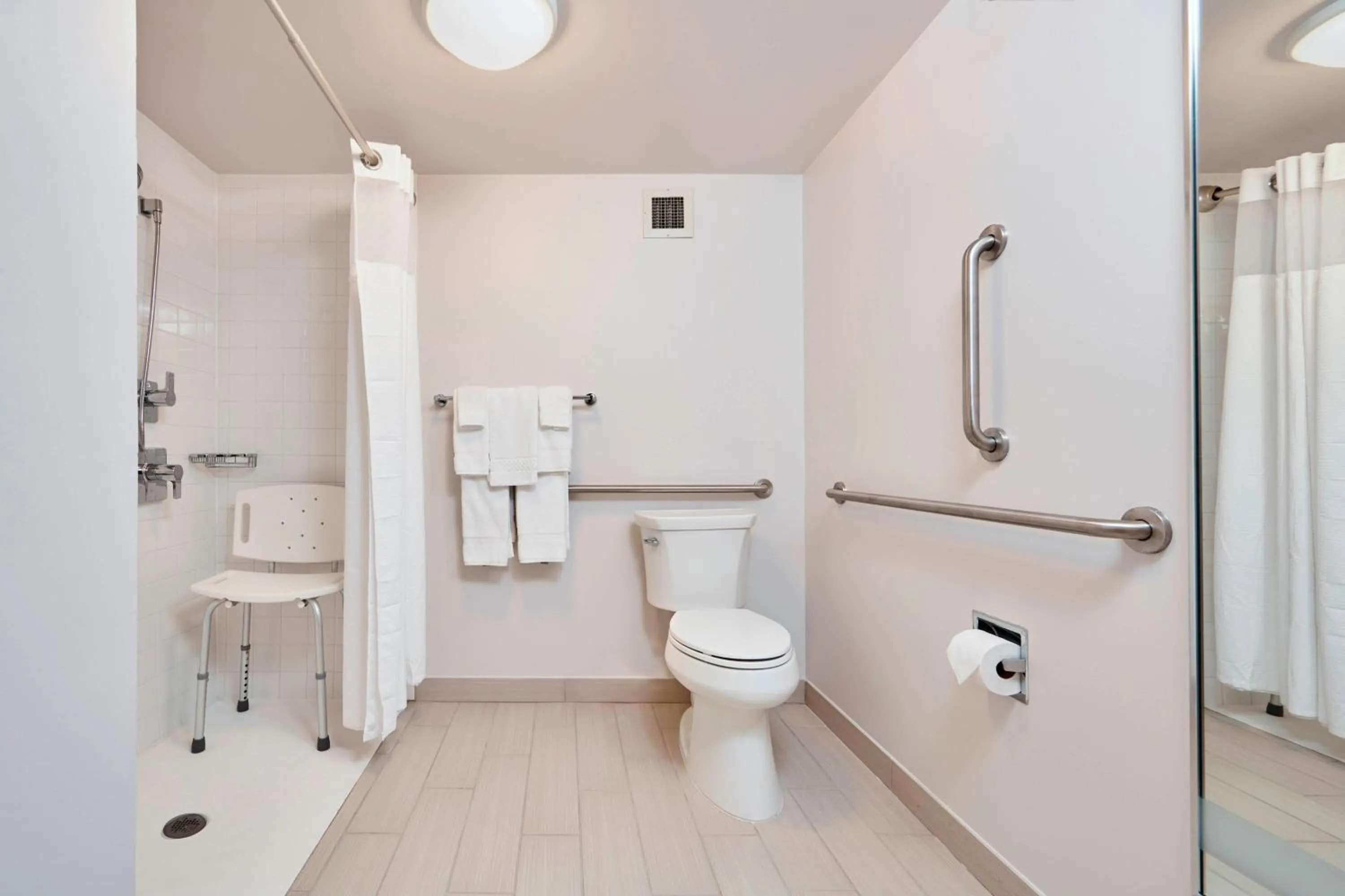 Bathroom in Courtyard Cincinnati Airport South/Florence