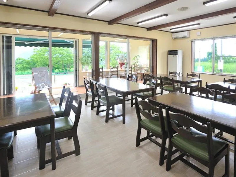 Restaurant/places to eat in Lodge B&W