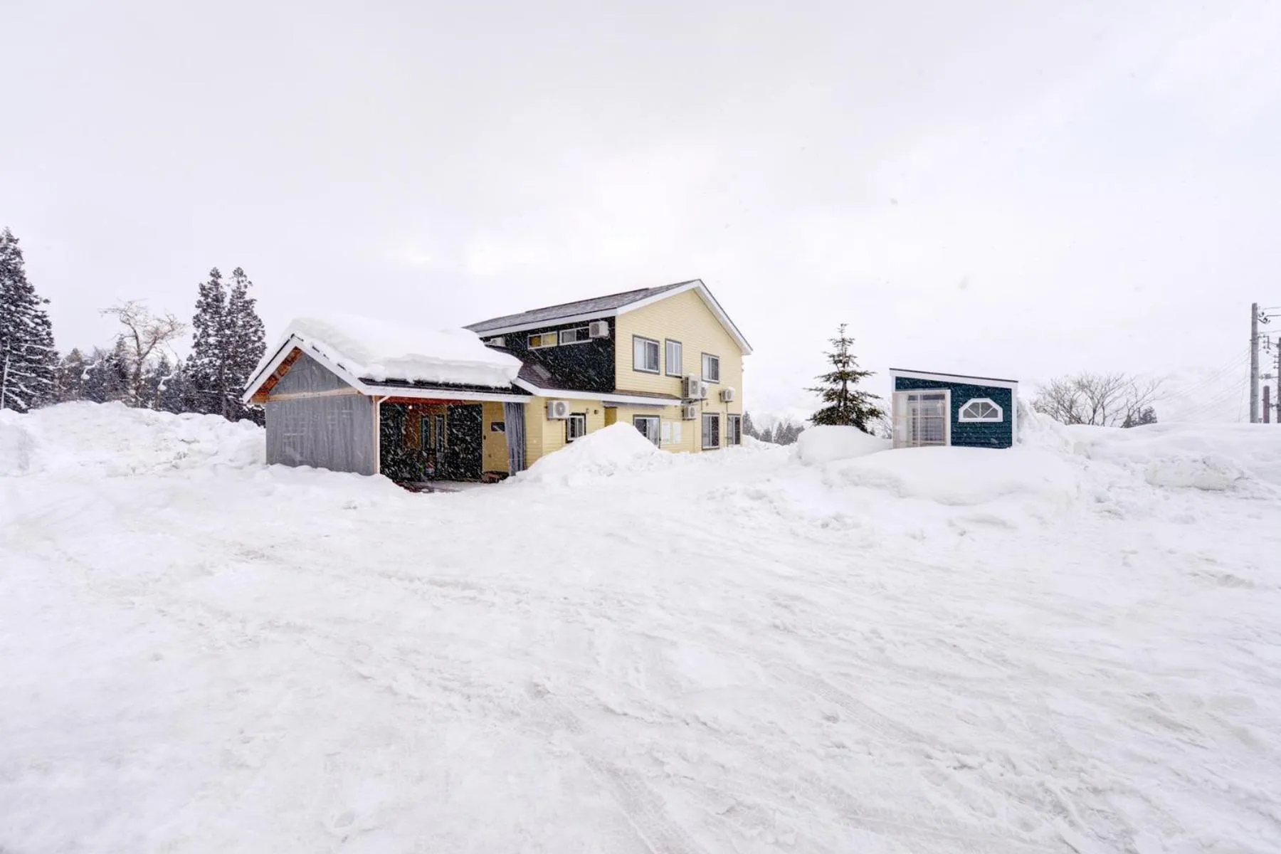 Facade/entrance in Lodge B&W