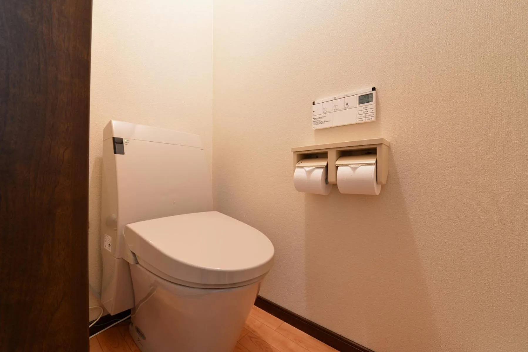 Photo of the whole room in Lodge B&W