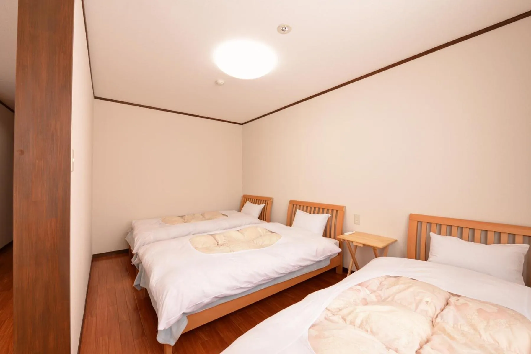 Photo of the whole room, Bed in Lodge B&W