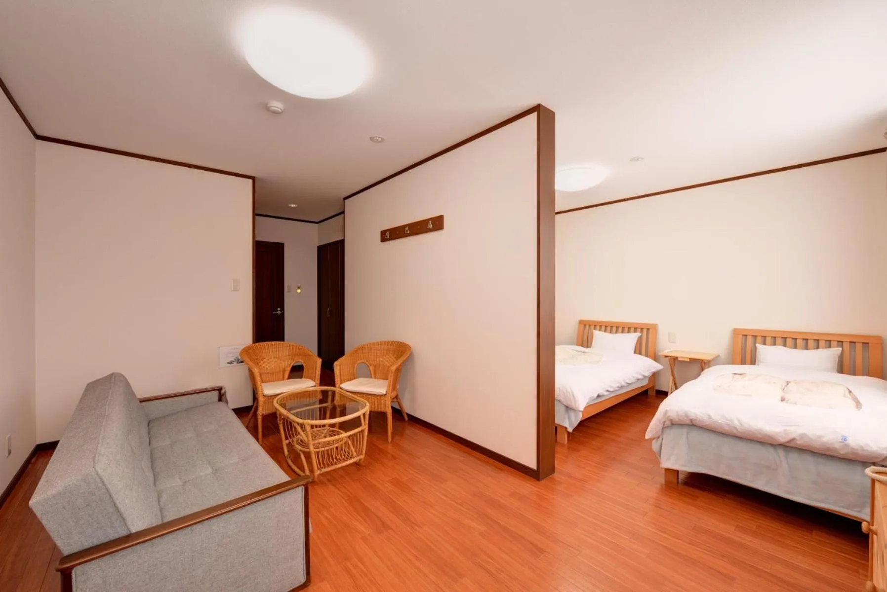 Photo of the whole room, Bed in Lodge B&W