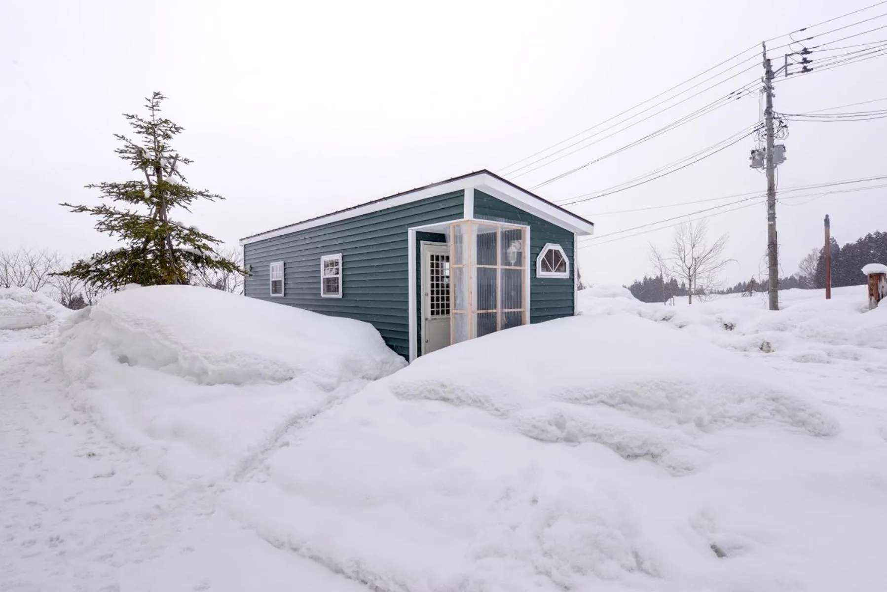 Facade/entrance in Lodge B&W