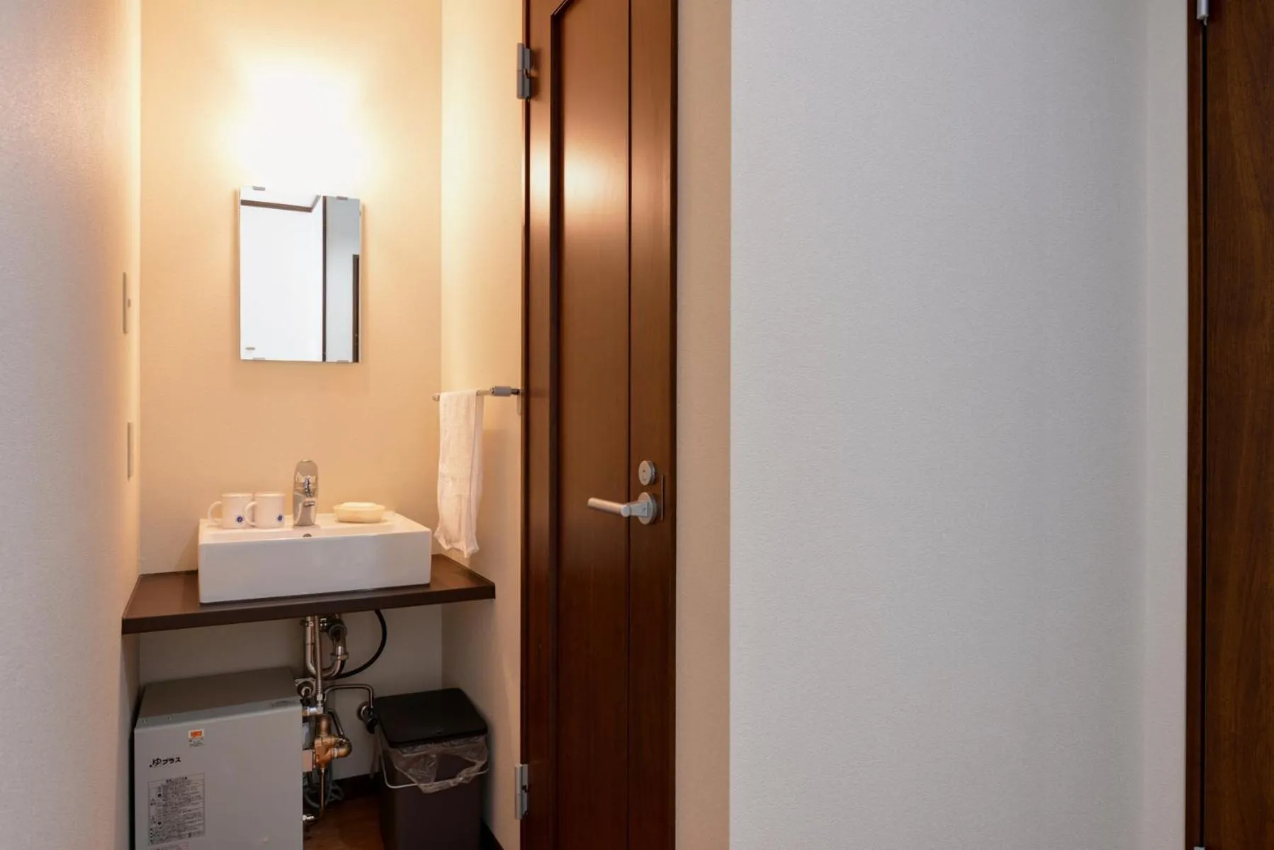 Photo of the whole room in Lodge B&W