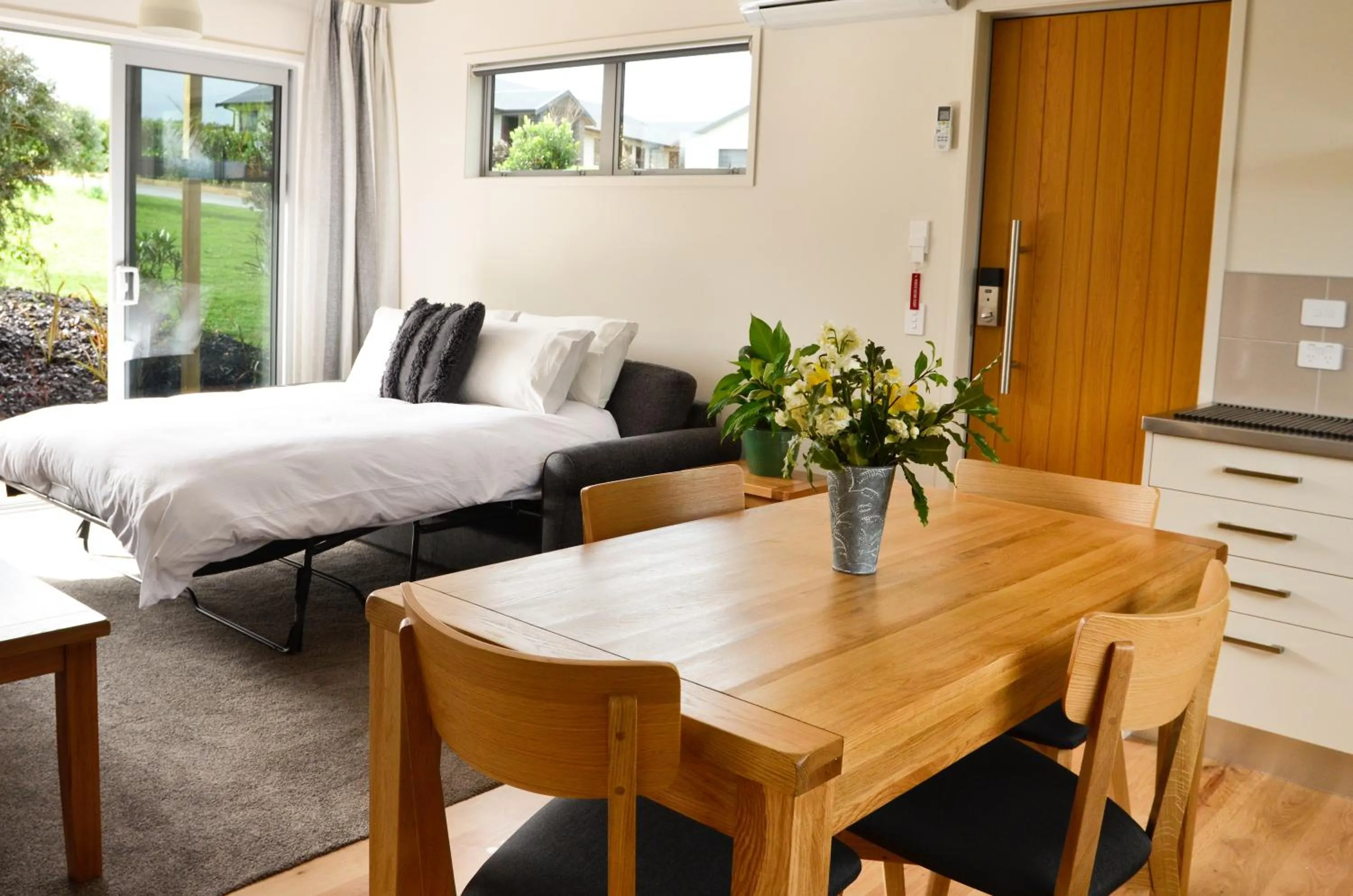Dining area, Bed in Aviator