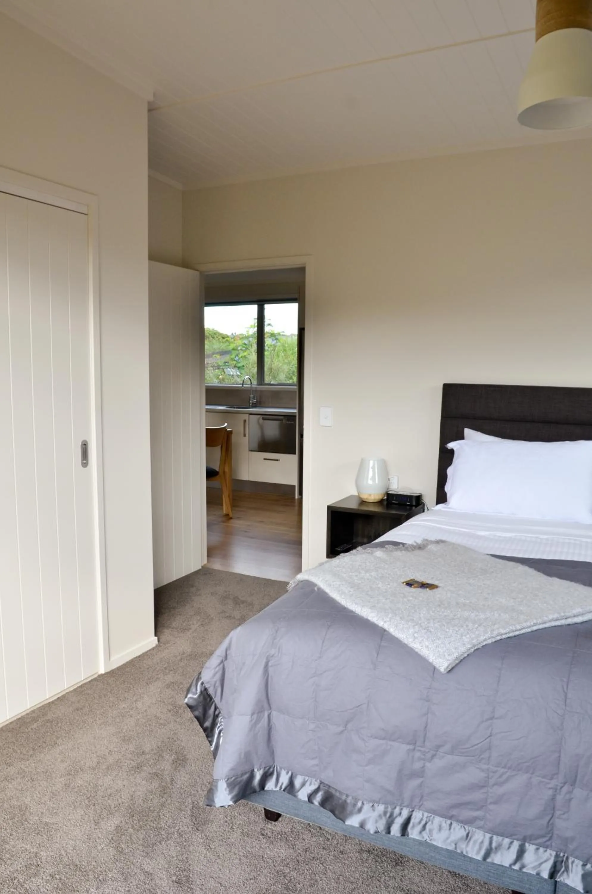 Bedroom, Bed in Aviator