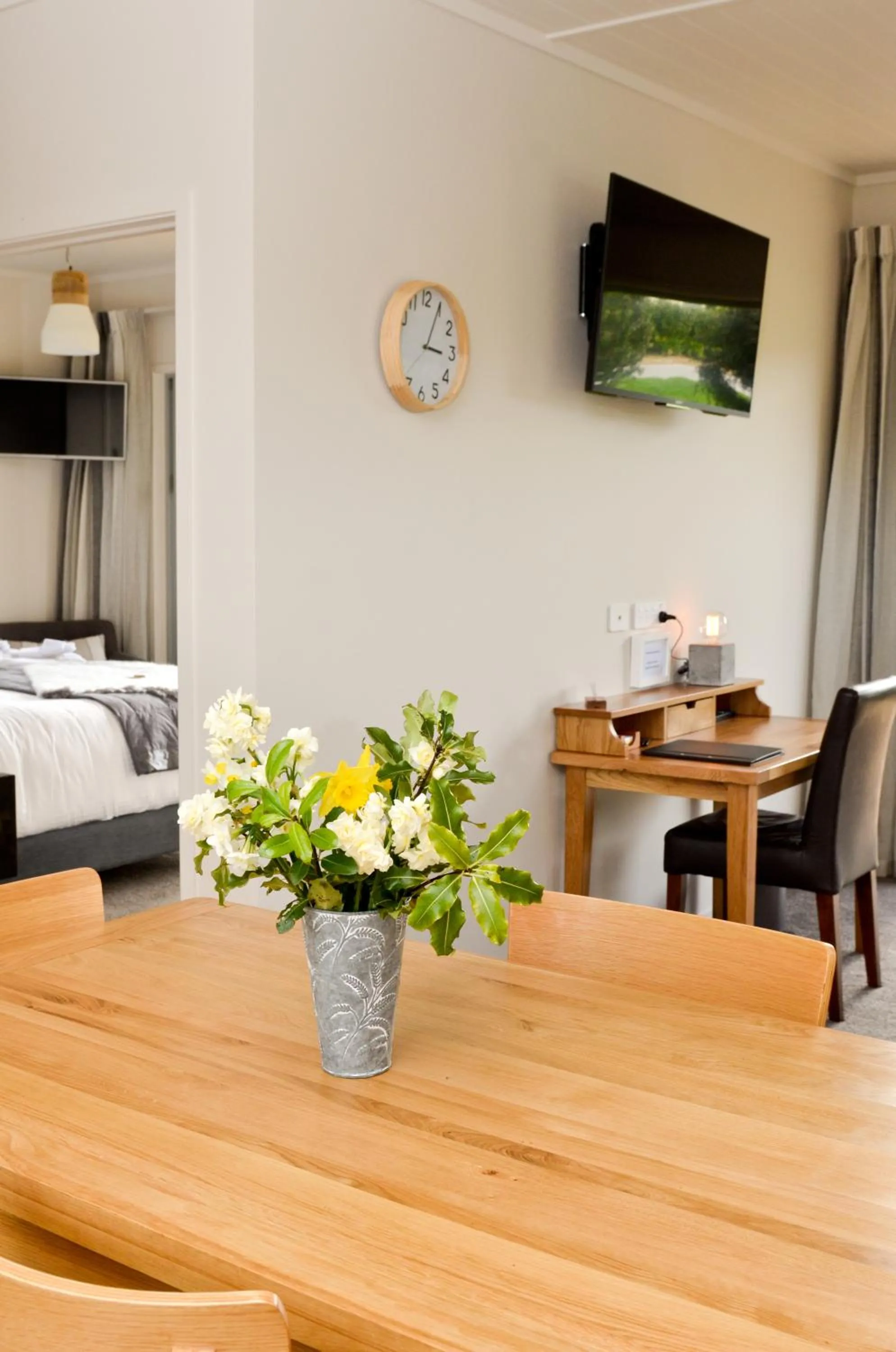 Communal lounge/ TV room, Bed in Aviator
