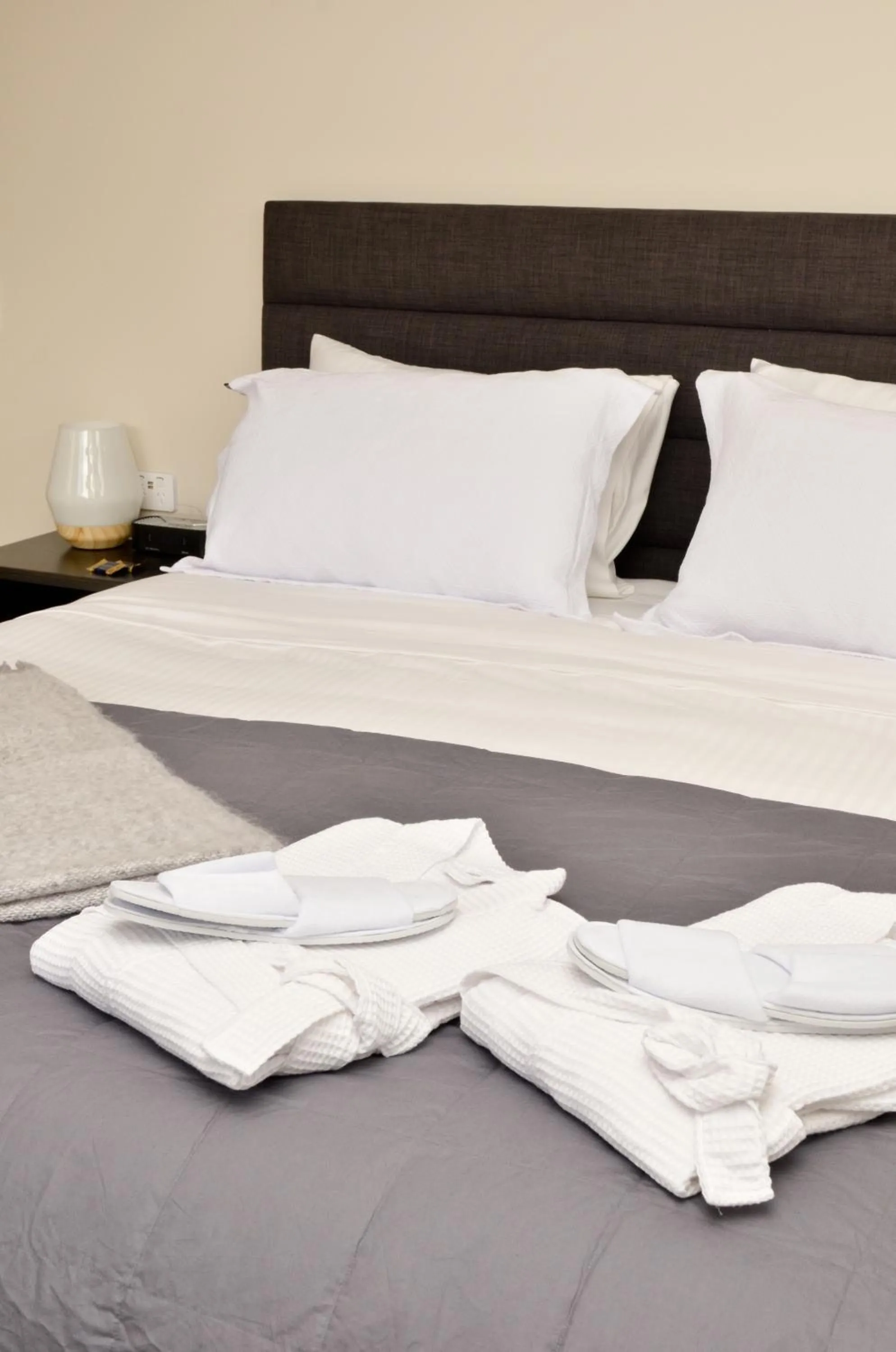 Bedroom, Bed in Aviator