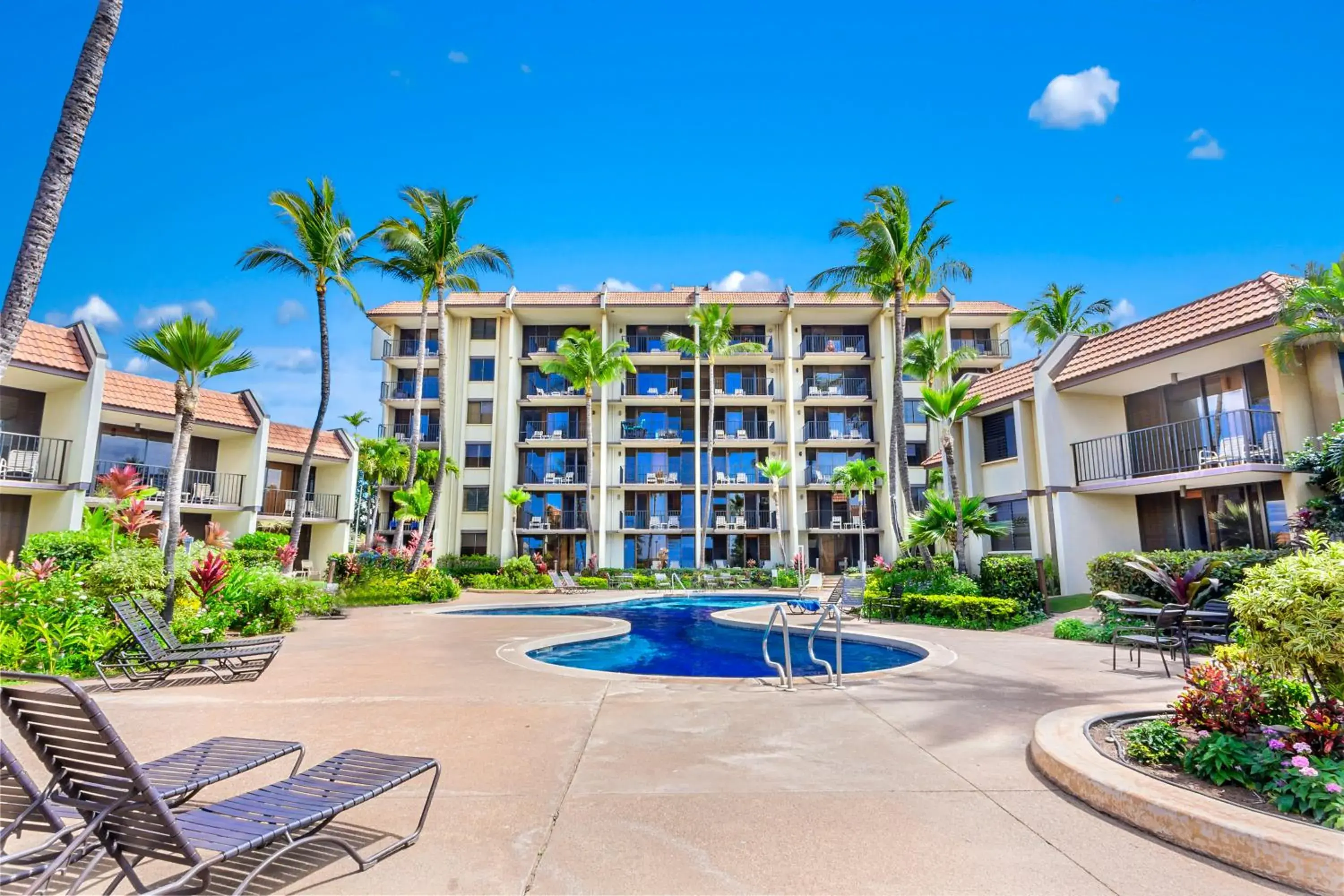 Swimming pool in Maui Beach Vacation Club Swimming pool in Maui Beach Vacation Club