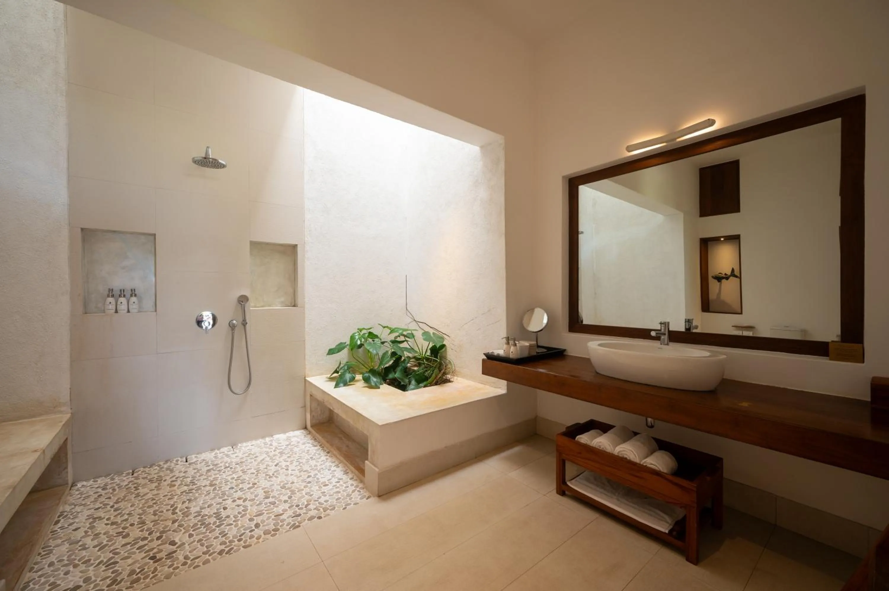 Shower, Bed in Kumu Beach