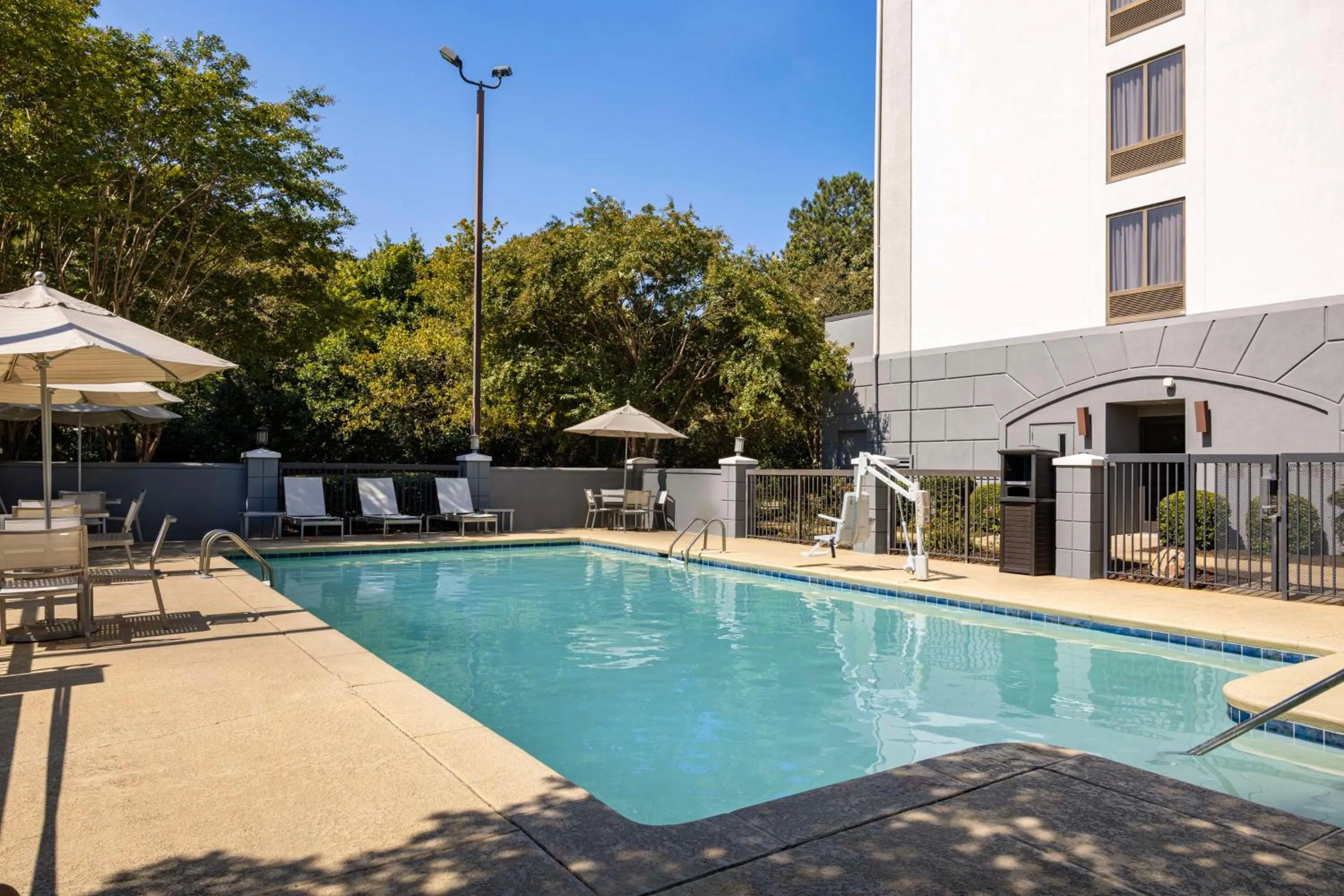 Swimming pool in Hyatt Place Charlotte Airport/Lake Pointe