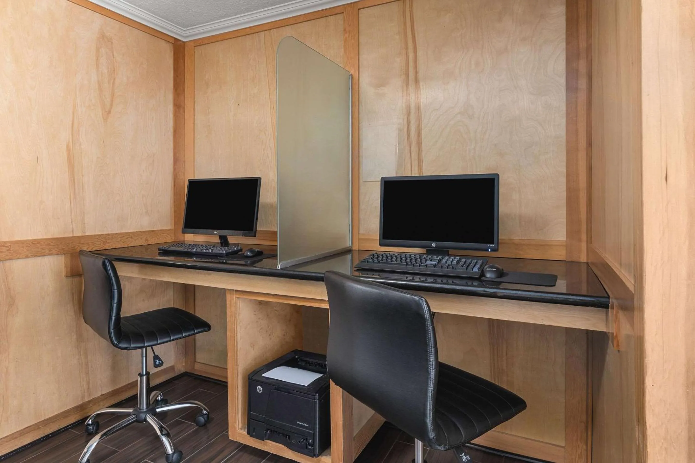 Business facilities in Comfort Inn & Suites Vancouver Downtown City Center