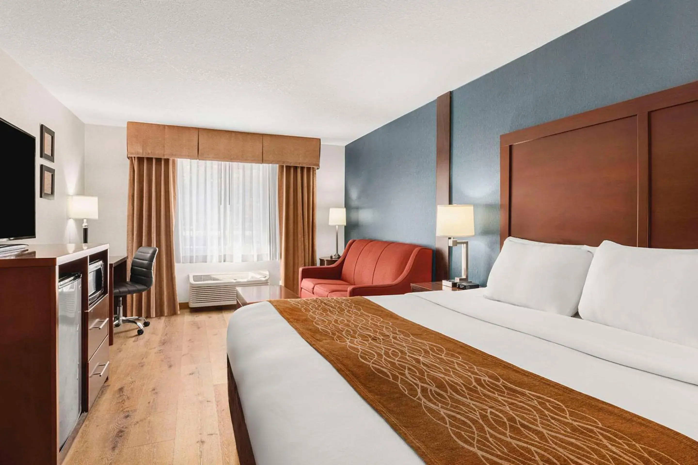 Bedroom, Bed in Comfort Inn & Suites Vancouver Downtown City Center Bedroom, Bed in Comfort Inn & Suites Vancouver Downtown City Center