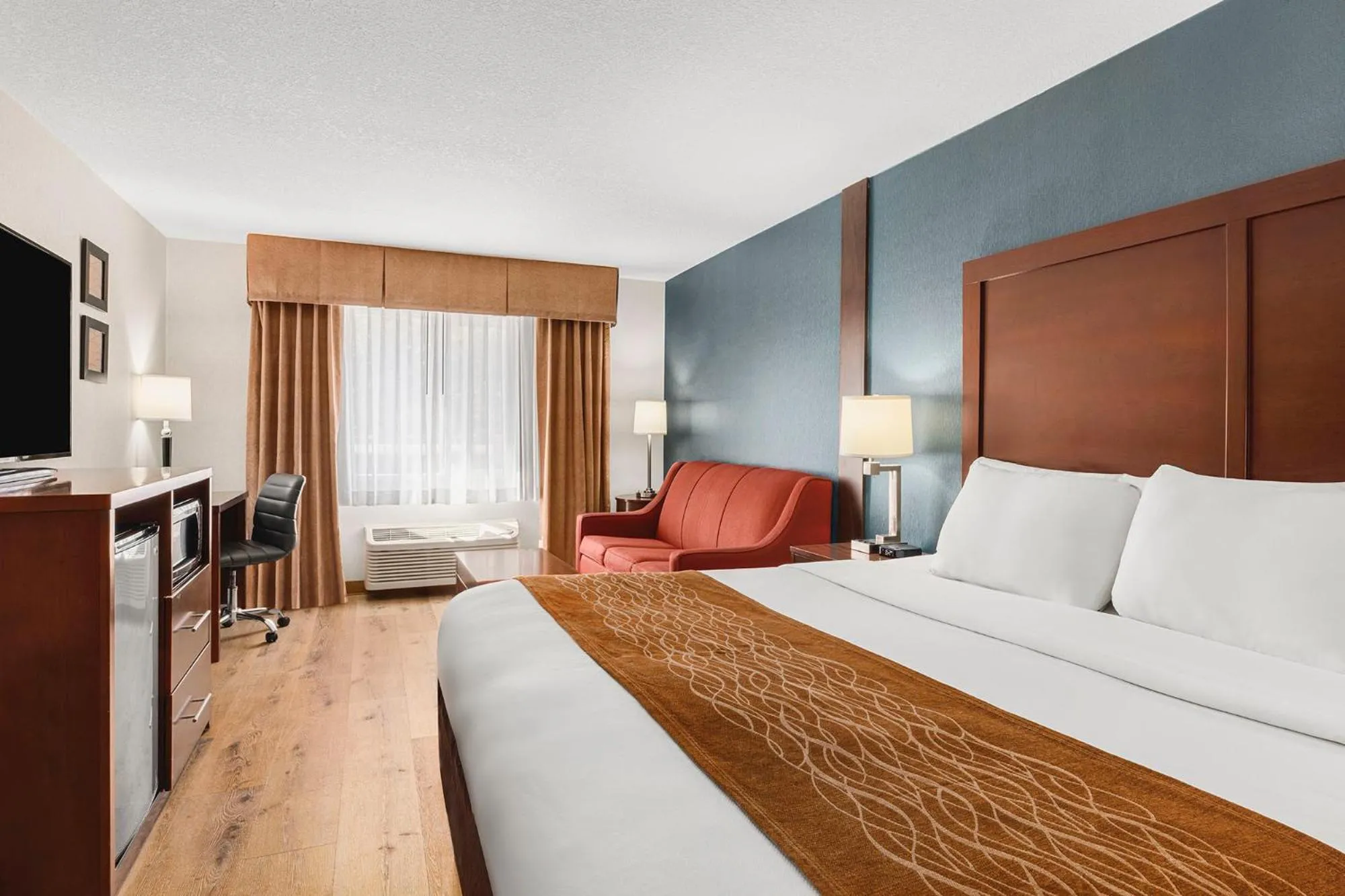 Bed in Comfort Inn & Suites Vancouver Downtown City Center