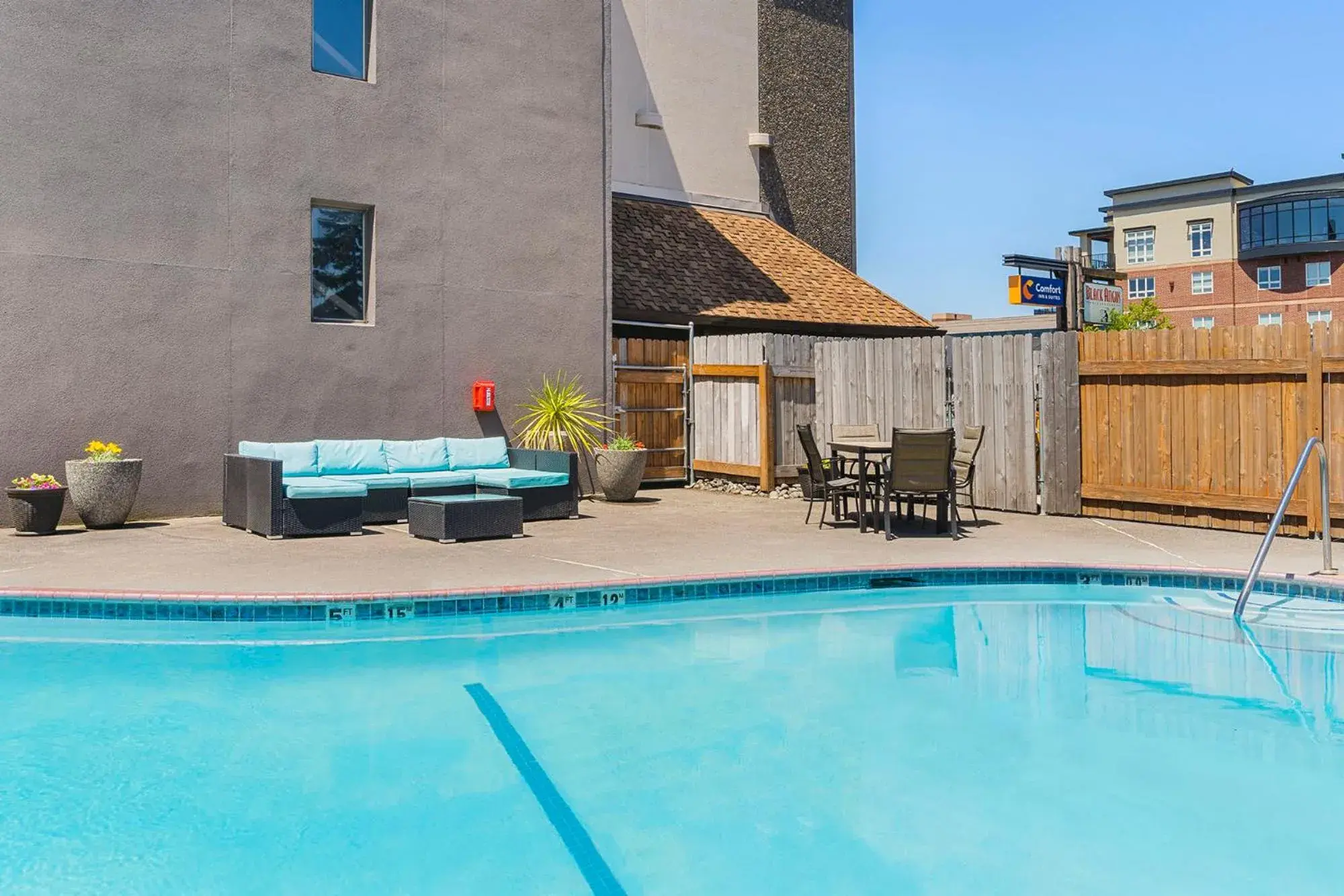 Swimming pool in Comfort Inn & Suites Vancouver Downtown City Center Swimming pool in Comfort Inn & Suites Vancouver Downtown City Center