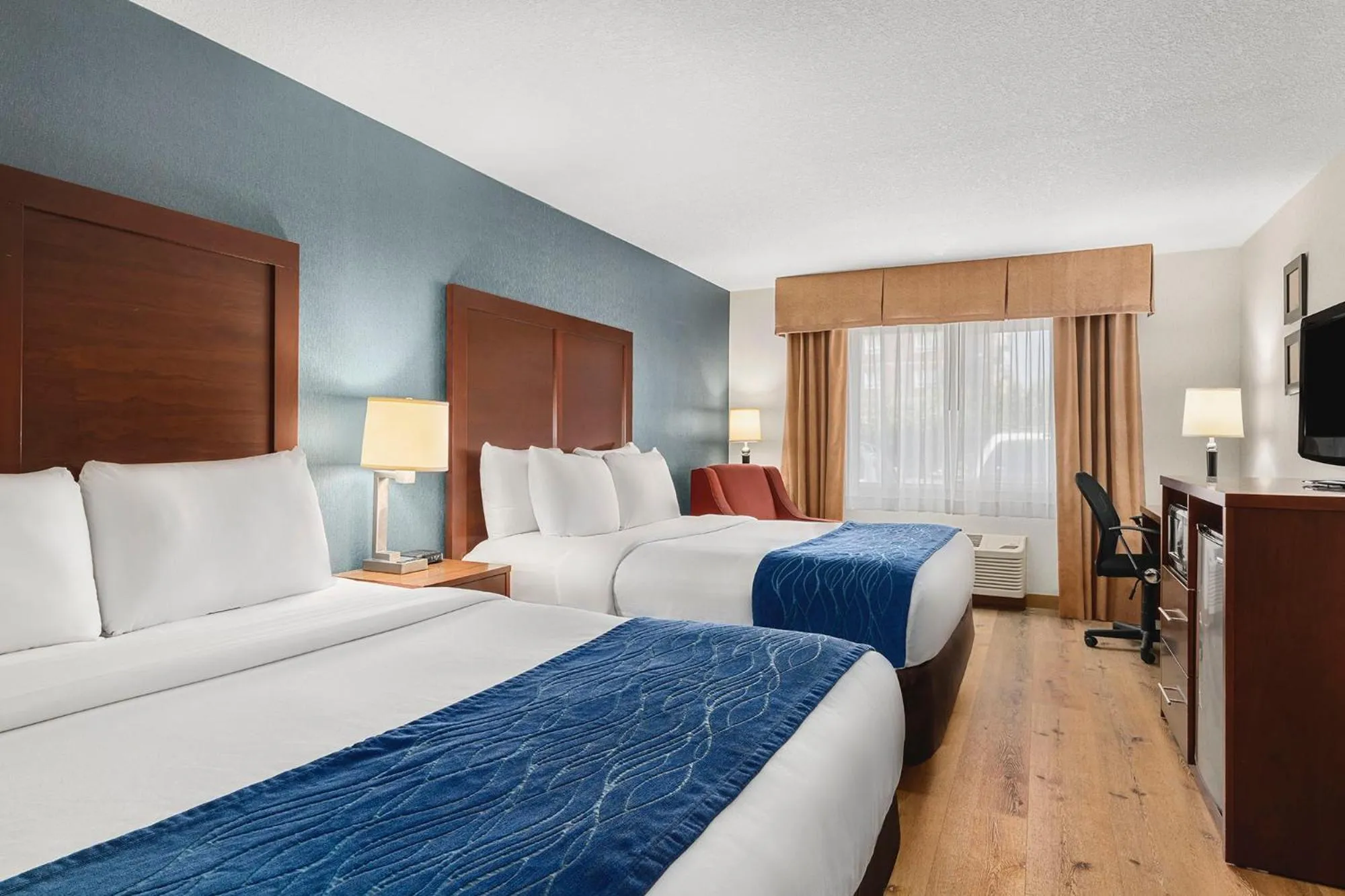 Photo of the whole room, Bed in Comfort Inn & Suites Vancouver Downtown City Center