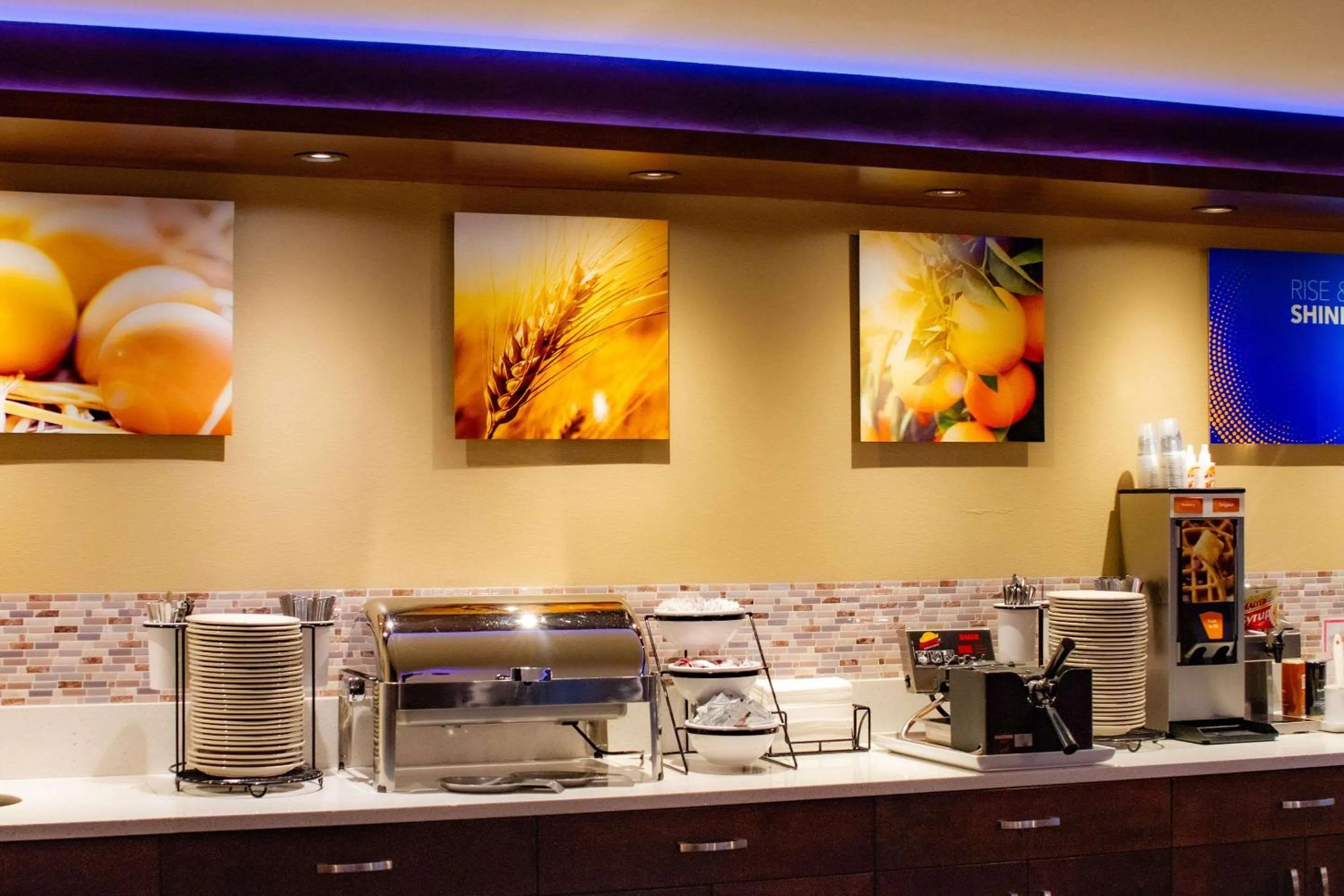 Breakfast in Comfort Inn & Suites Vancouver Downtown City Center