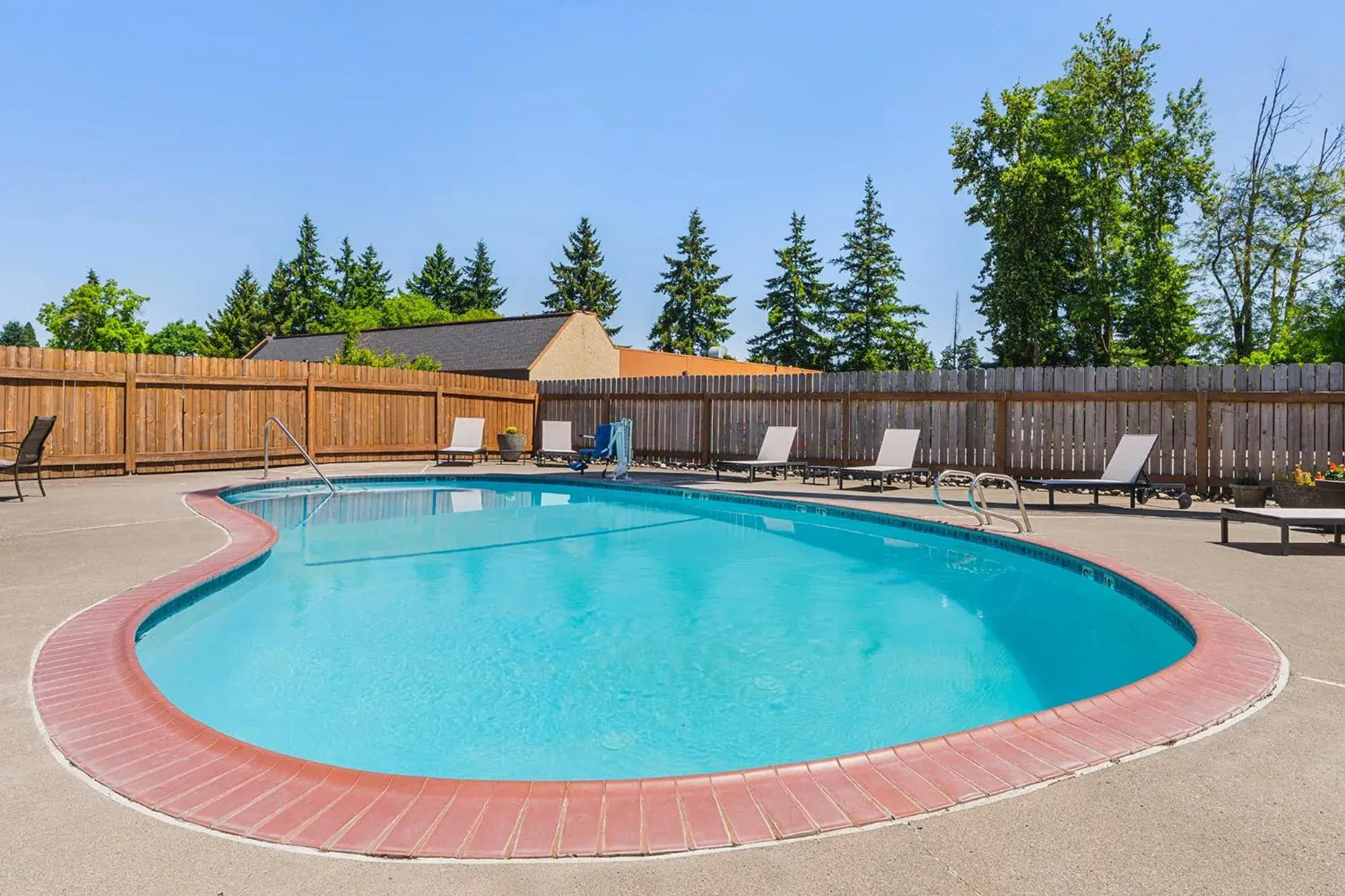Swimming pool in Comfort Inn & Suites Vancouver Downtown City Center Swimming pool in Comfort Inn & Suites Vancouver Downtown City Center