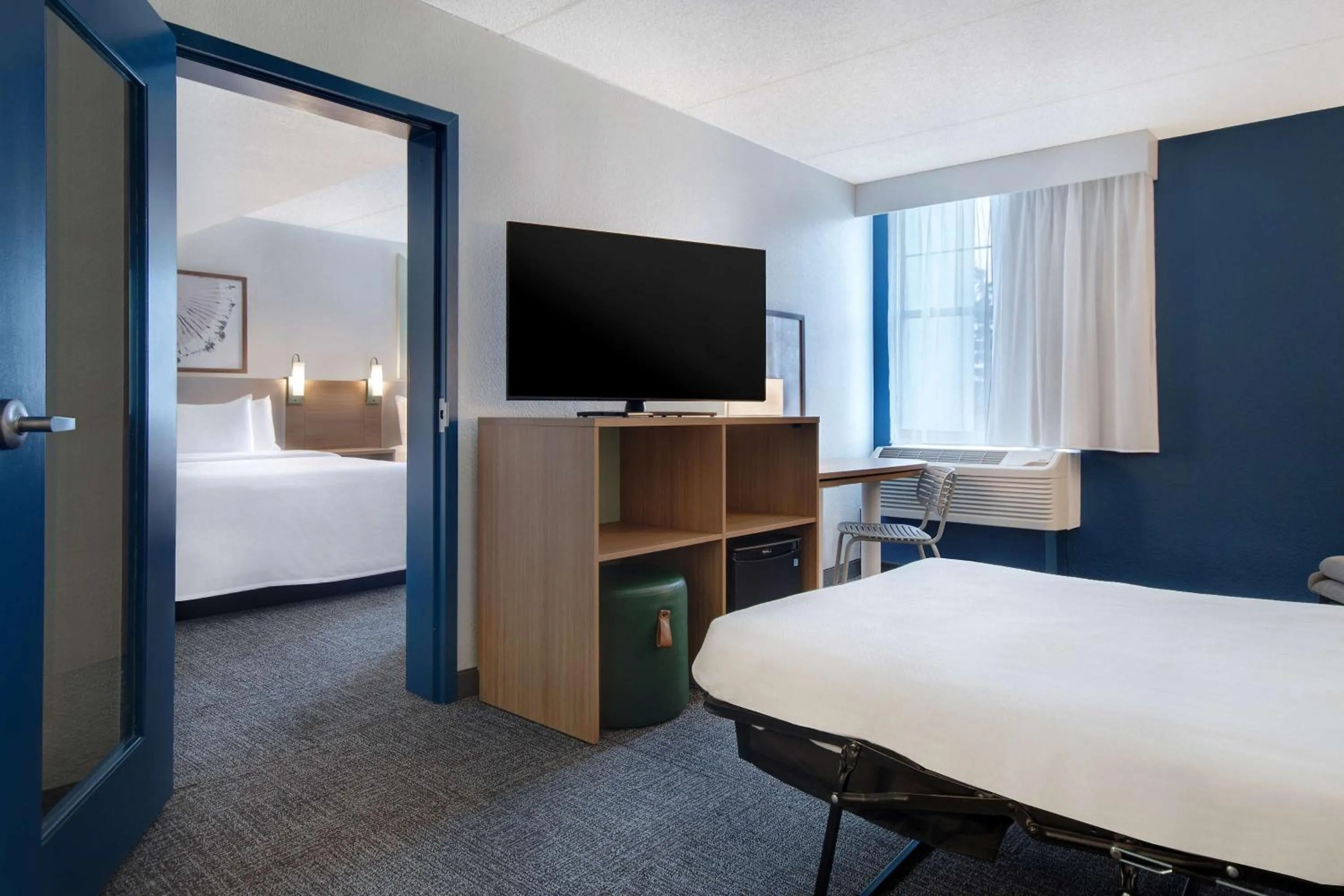 Living room, Bed in Spark By Hilton Rochester University Area