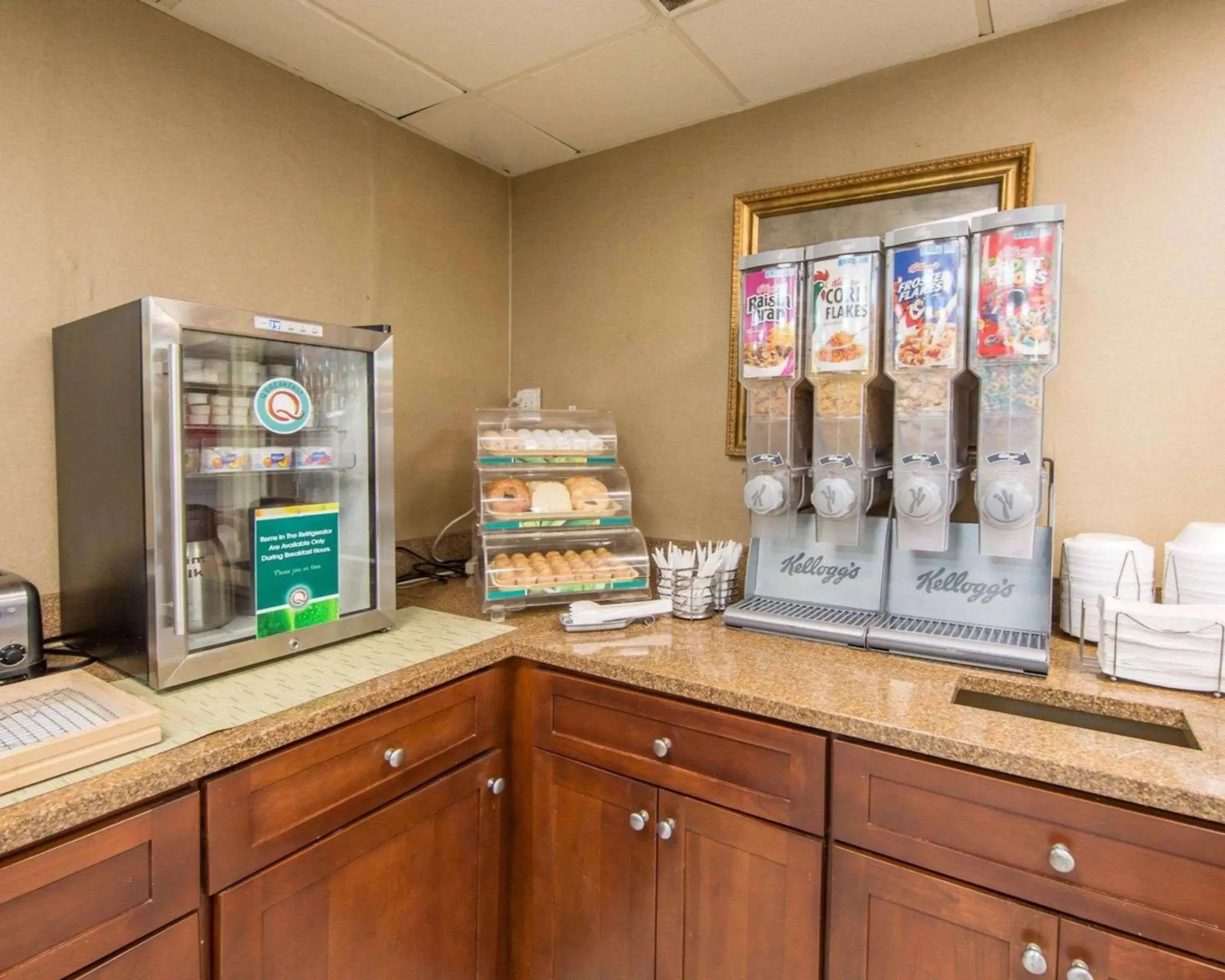 Restaurant/places to eat in Quality Inn Merchants Drive Restaurant/places to eat in Quality Inn Merchants Drive