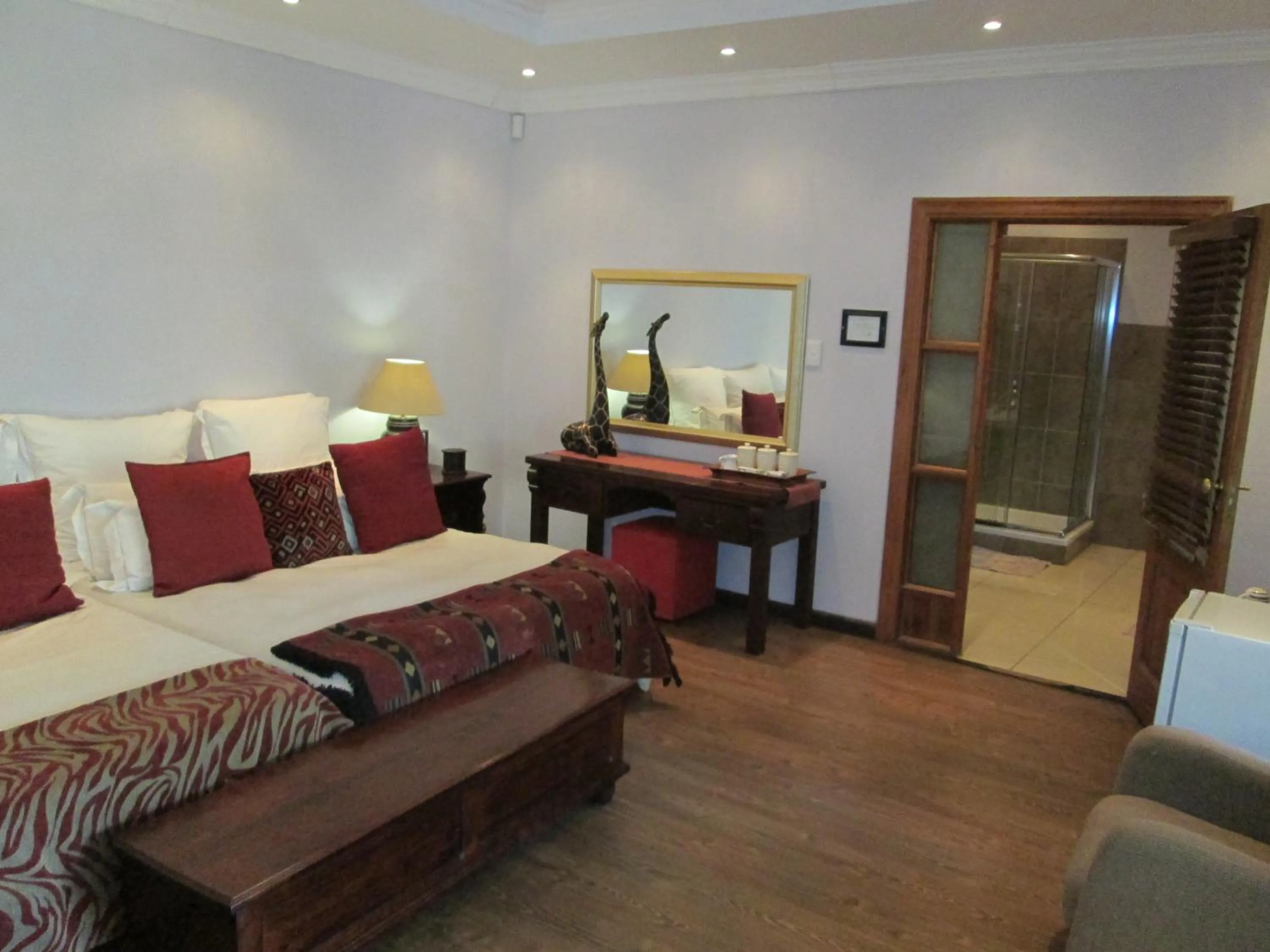 Photo of the whole room, Bed in Tuskers Bush Lodge B&B