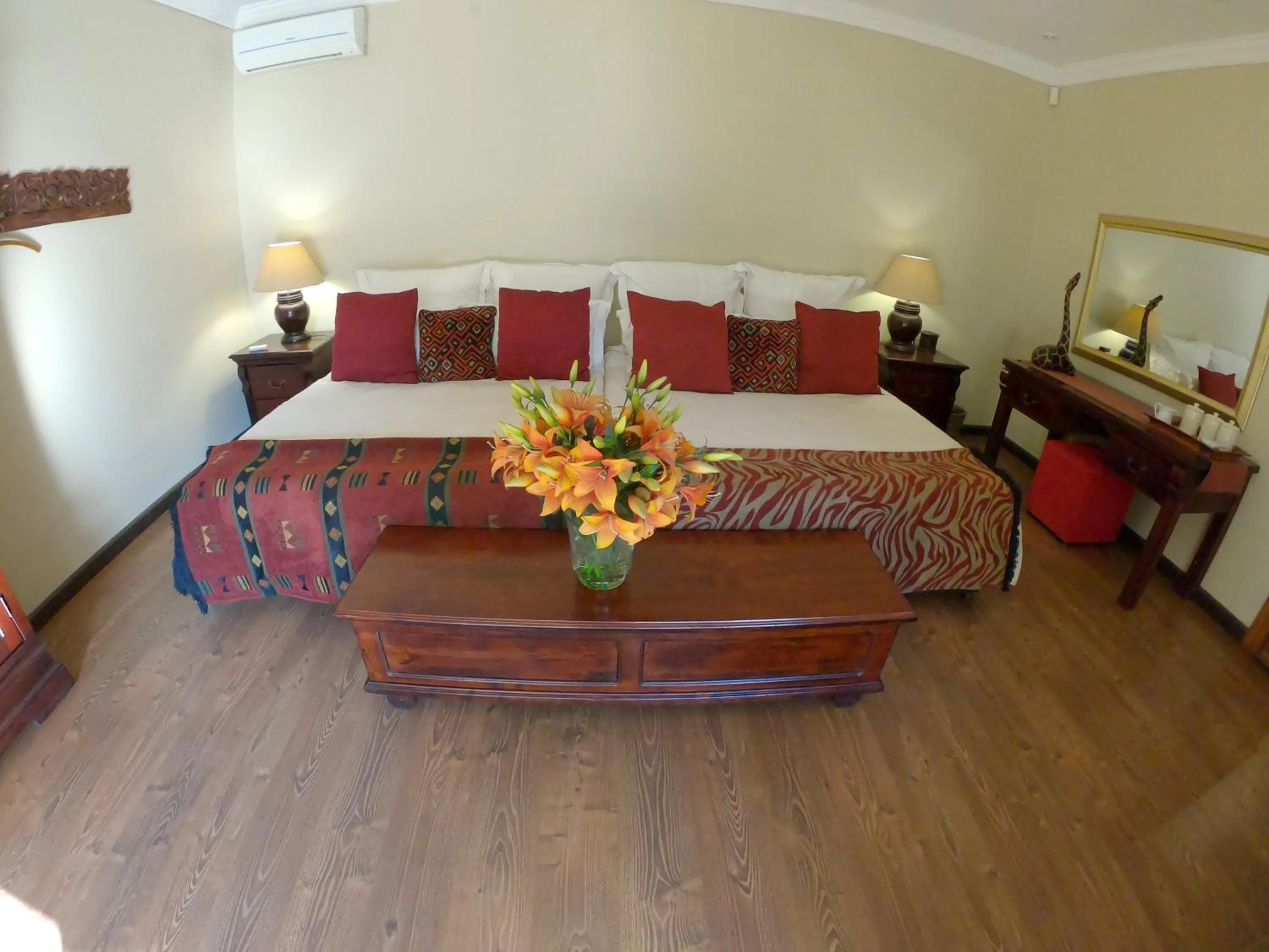 Bedroom, Bed in Tuskers Bush Lodge B&B