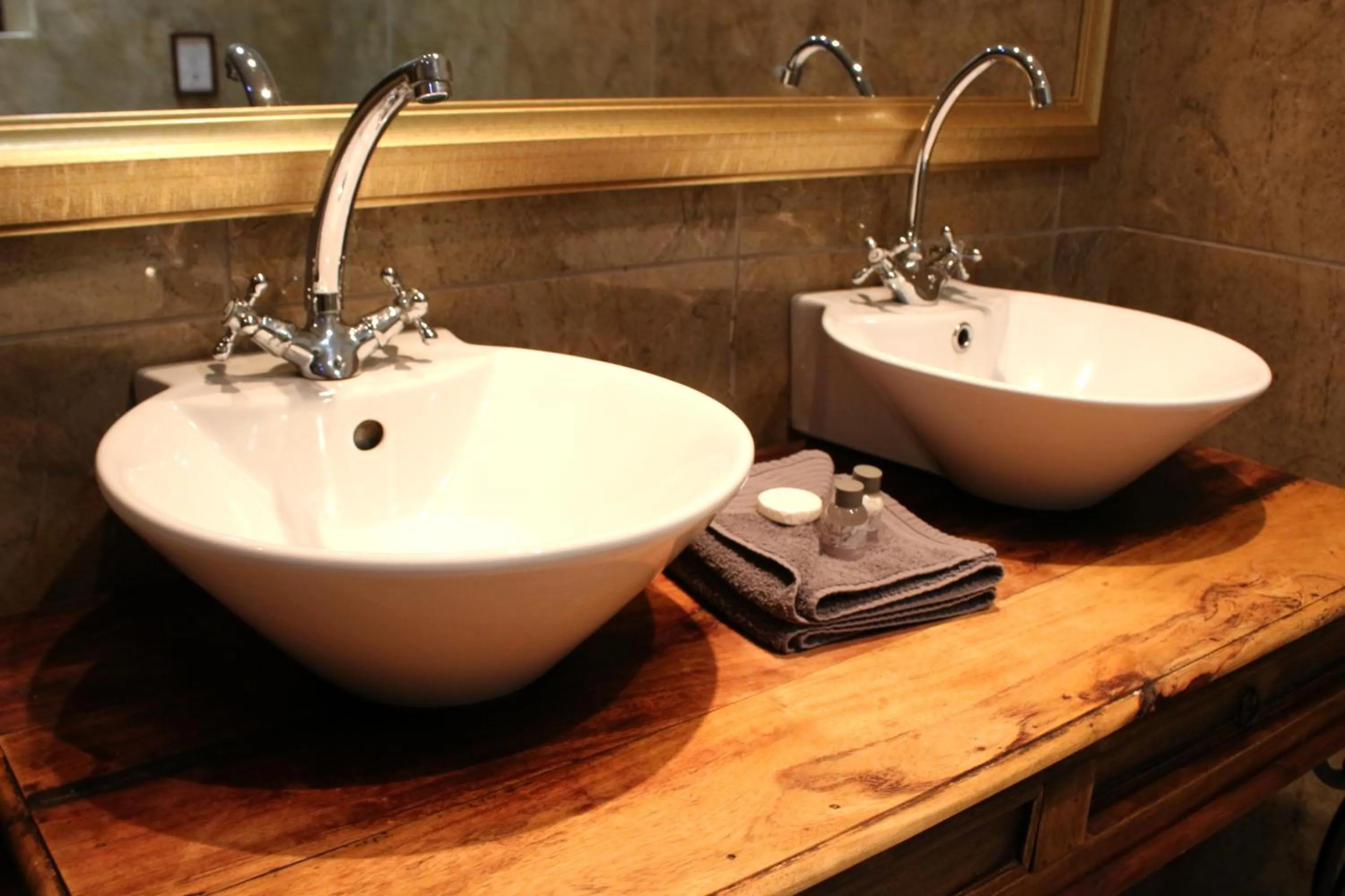 Bathroom in Tuskers Bush Lodge B&B