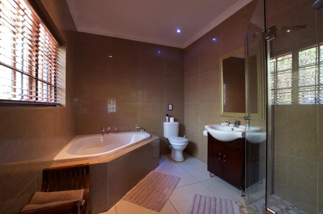 Shower in Tuskers Bush Lodge B&B