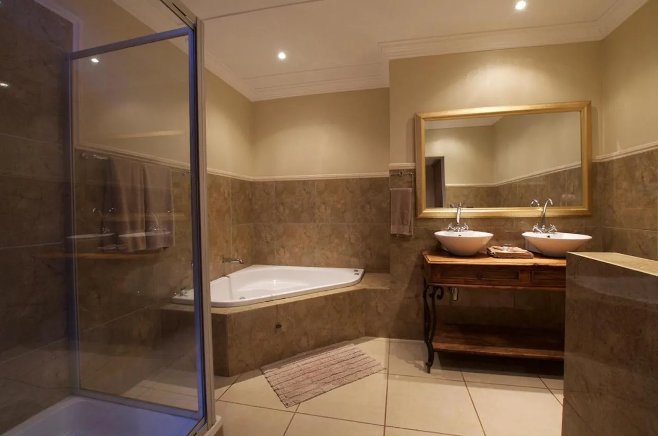 Shower in Tuskers Bush Lodge B&B