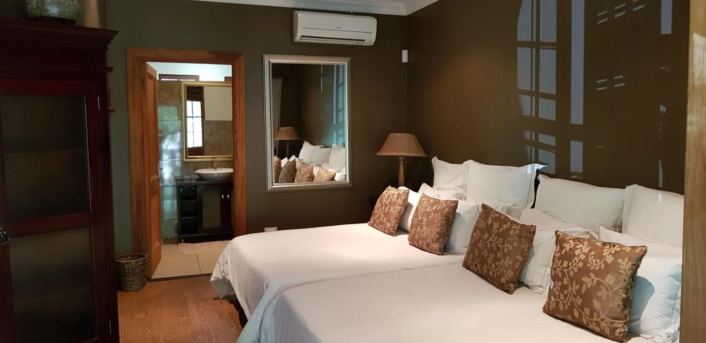 Bed in Tuskers Bush Lodge B&B